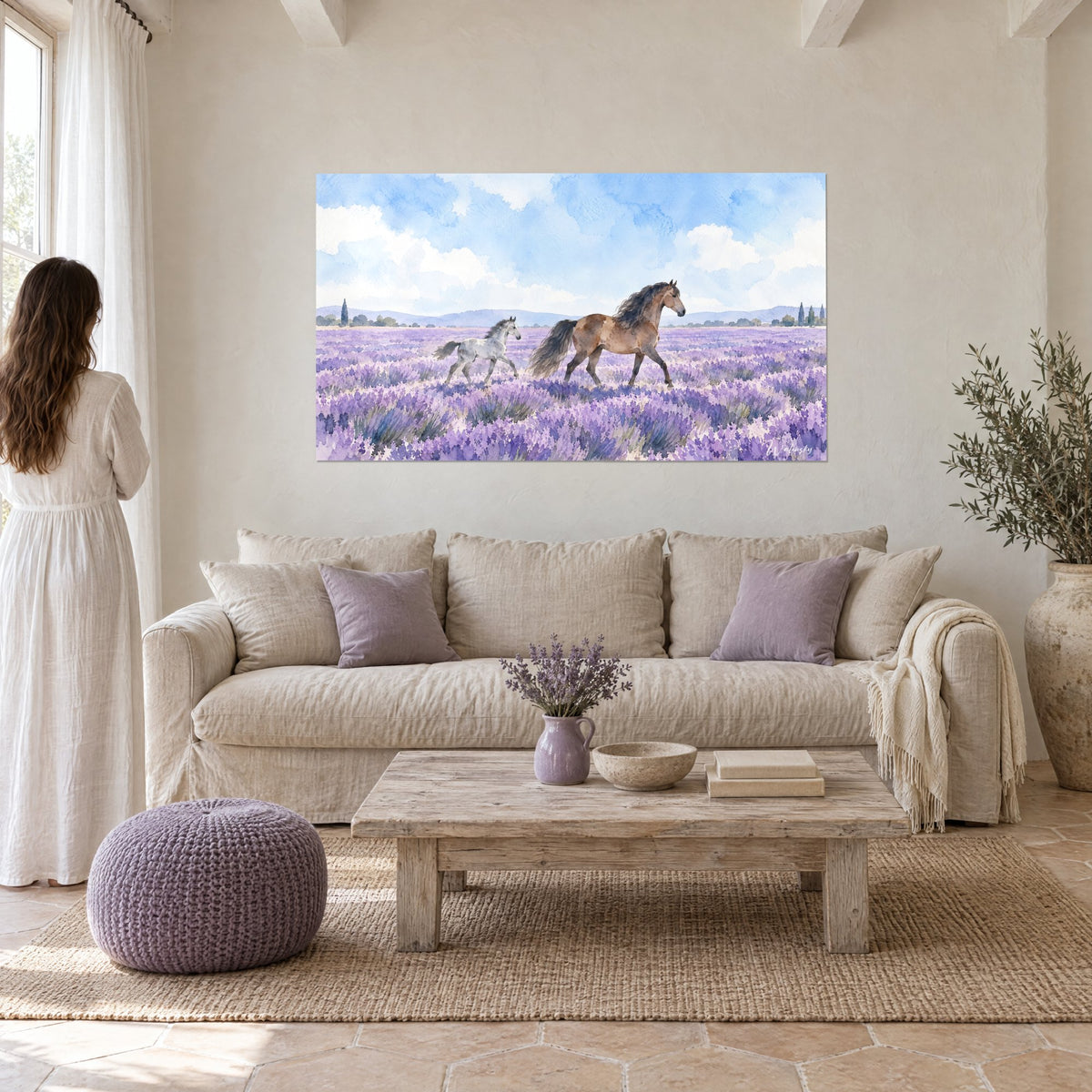 Tableau cheval bai galopant près de son poulain gris dans la lavande violette, ciel bleu, au-dessus d'un canapé dans un salon lumineux