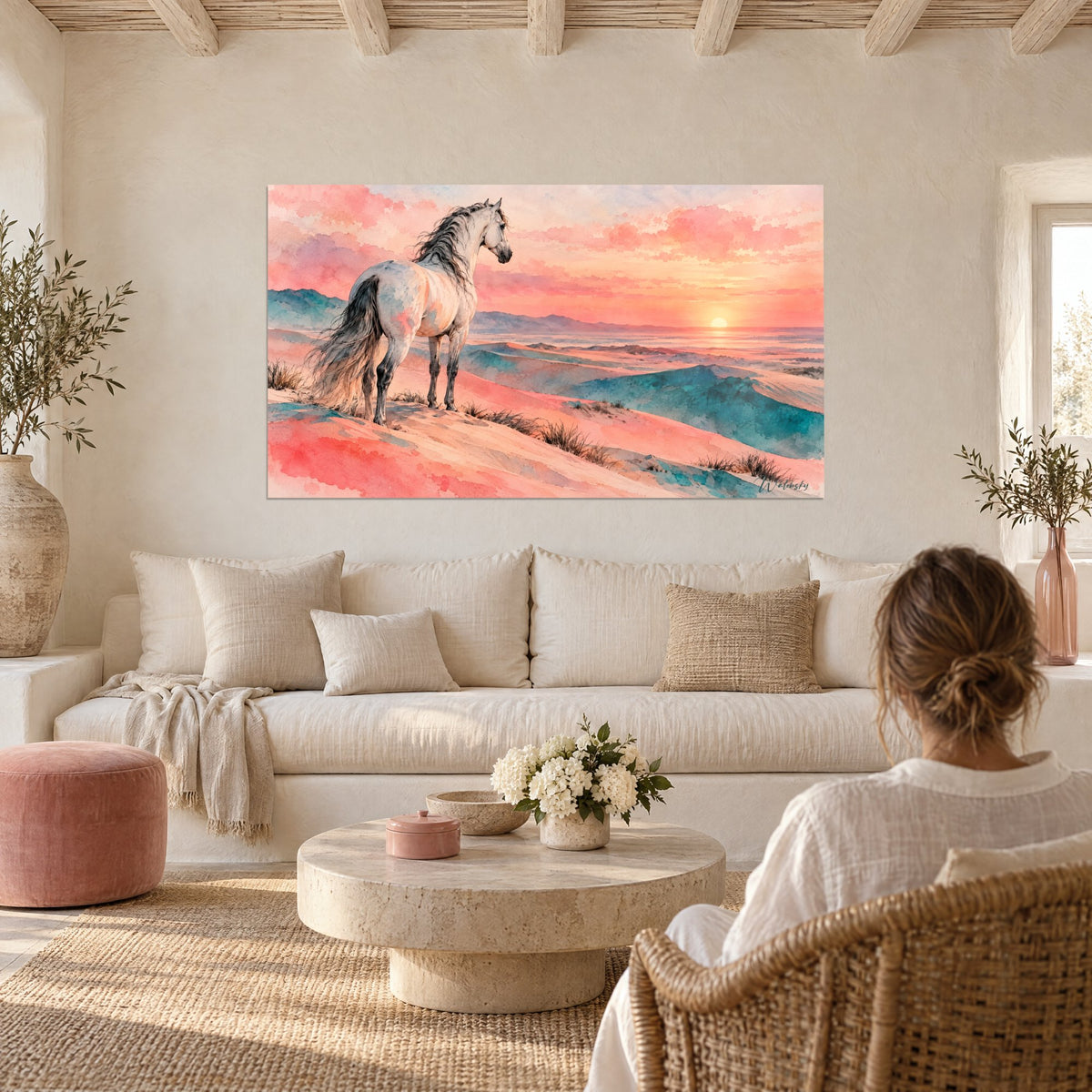 Tableau cheval blanc crinière au vent sur une dune corail et turquoise, soleil couchant, au-dessus d'un canapé dans un salon lumineux