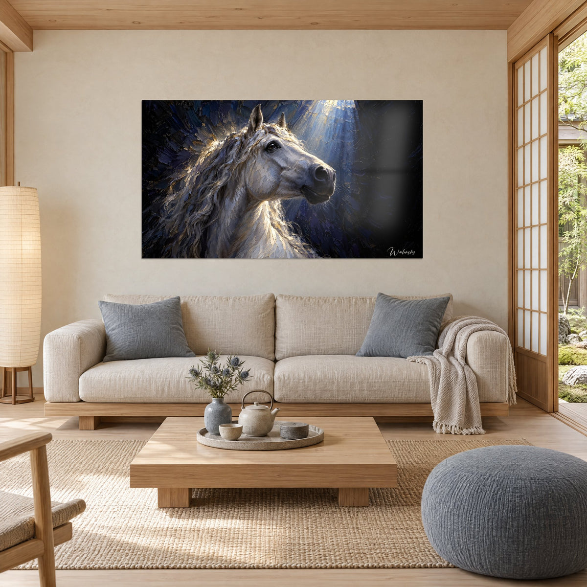 Tableau étalon blanc à crinière argentée sous un faisceau bleu nuit, au-dessus d'un canapé dans un salon lumineux