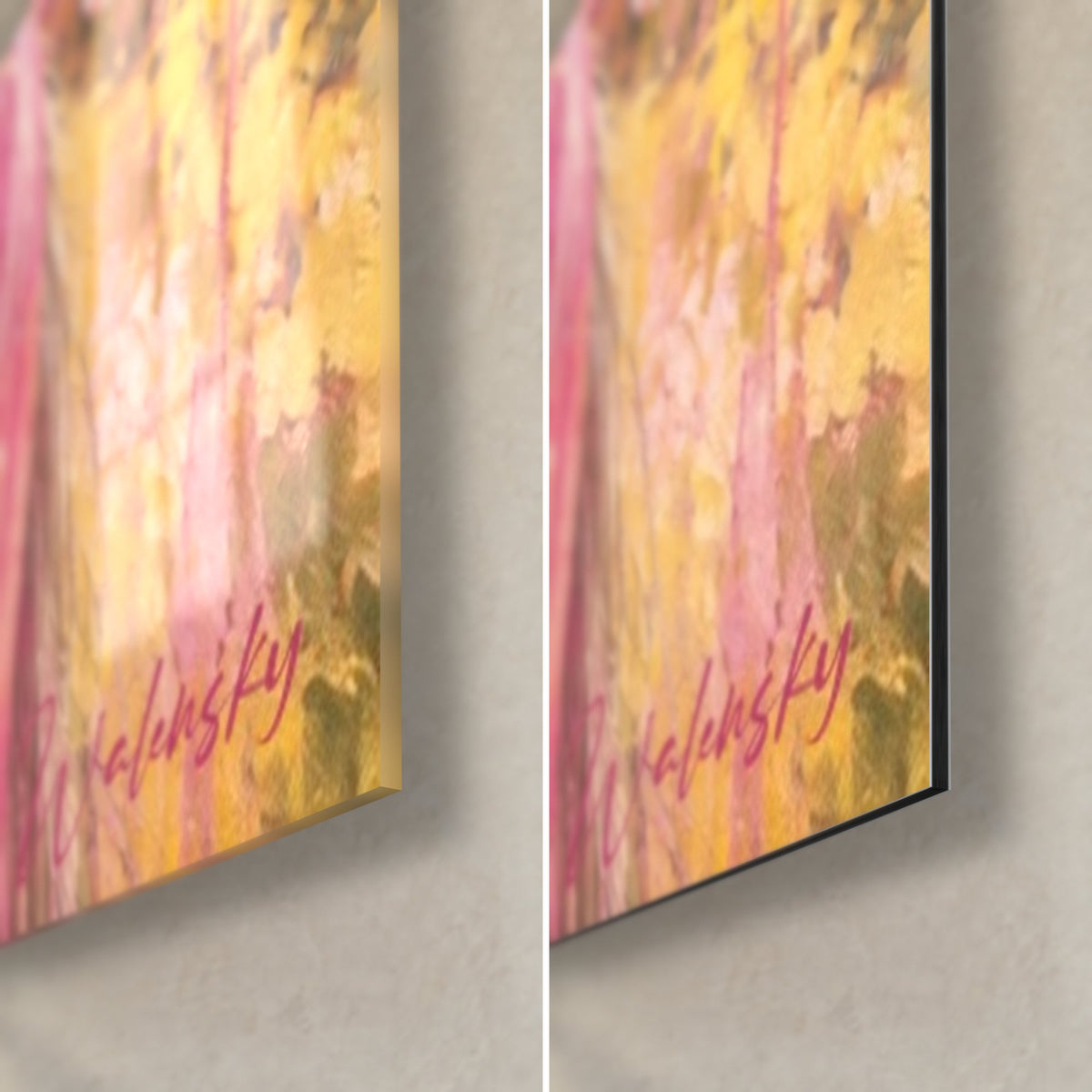 Tableau cheval gris, coin bas droit : verre acrylique brillant à gauche, Dibond noir mat à droite, signature rose et fond jaune