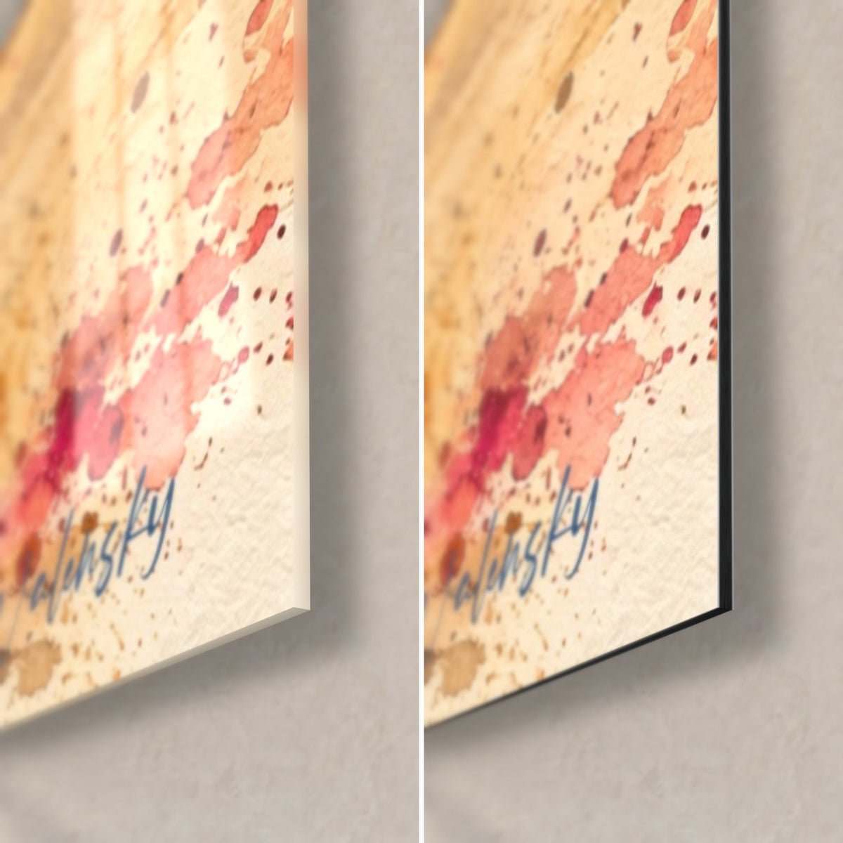 Tableau cheval gris aux éclaboussures corail et rose, coin bas droit : verre acrylique brillant et reflets à gauche, Dibond mat à droite