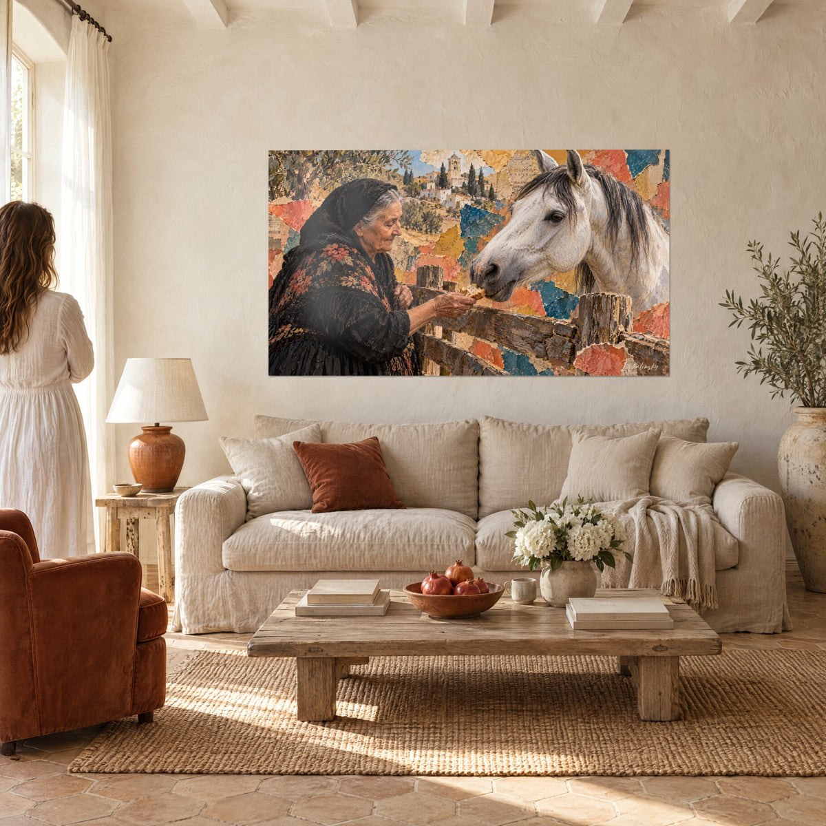 Tableau vieille paysanne au foulard noir tendant du pain à un cheval gris, collage ocre et bleu, au-dessus d'un canapé dans un salon lumineux