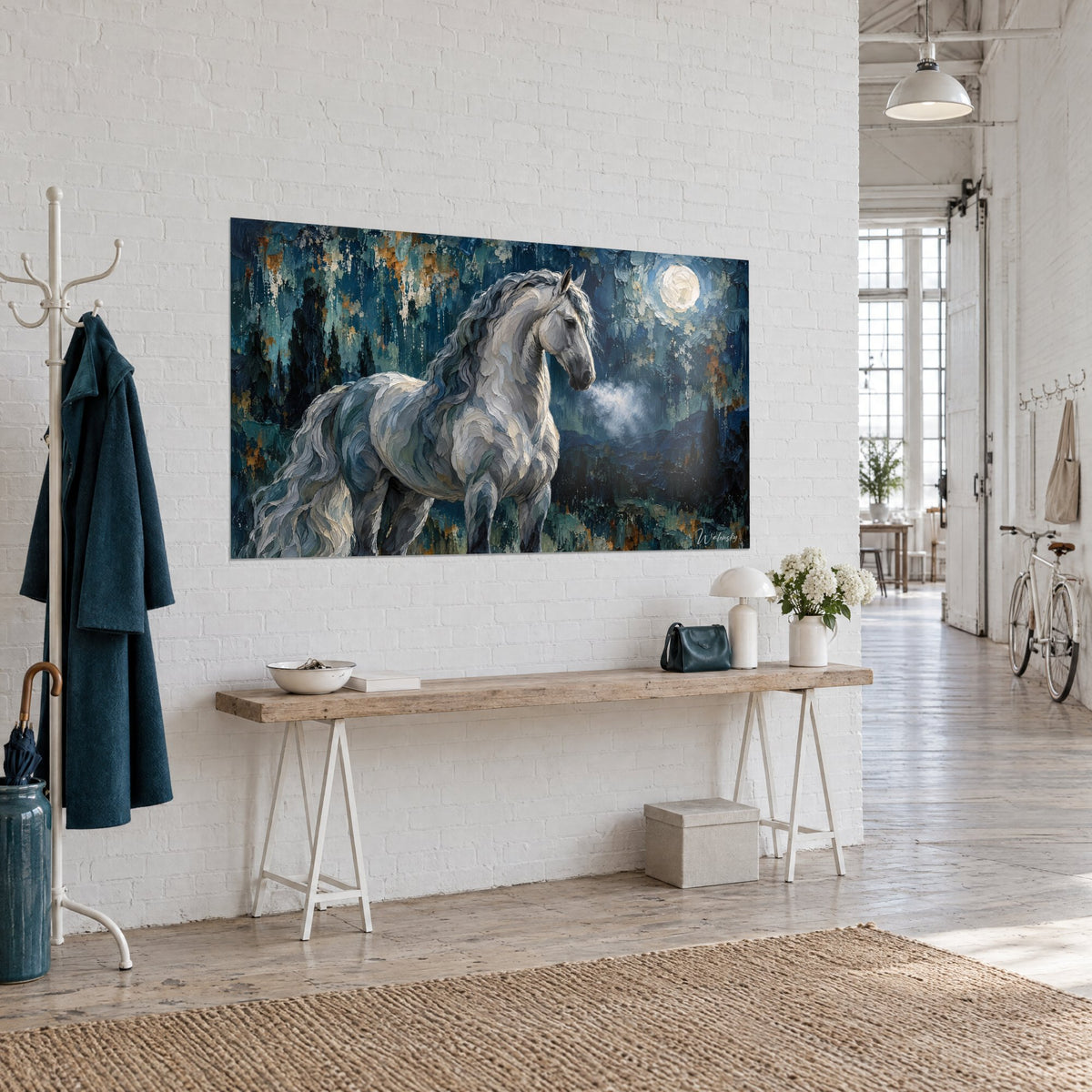 Tableau cheval andalou gris perle, buée blanche au museau et ciel bleu pétrole, vue de trois-quarts sur console en bois, loft d'artiste