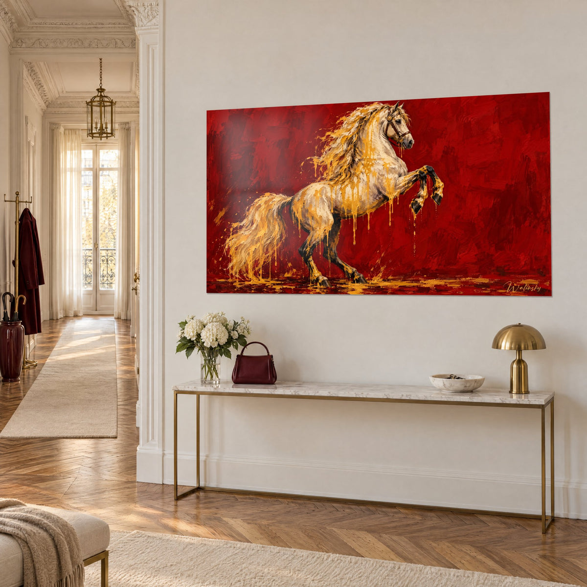 Tableau destrier crème et or dressé sur ses postérieurs, rouge profond, au-dessus d'une console dorée en entrée haussmannienne