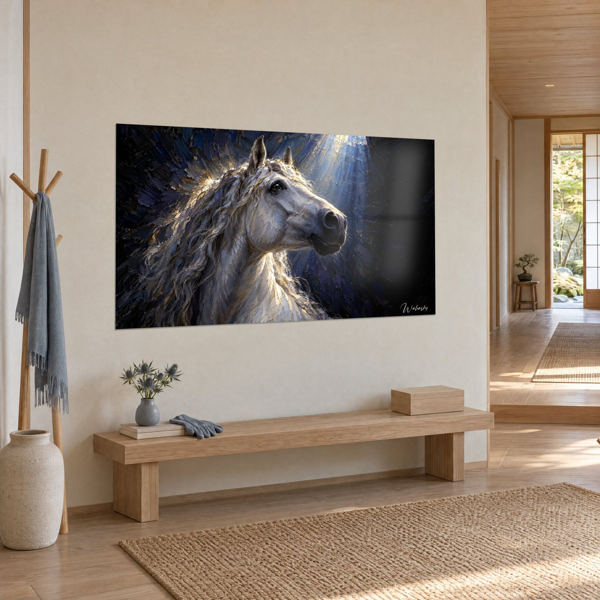 Tableau cheval andalou gris perle, mèches dorées et fond indigo, accroché sur un mur beige près d'un banc en bois