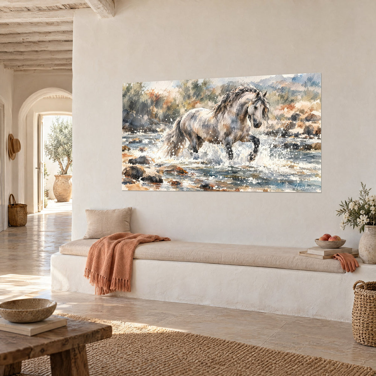 Tableau cheval andalou à la crinière sombre fouettée par le courant, roches rousses et eau bleutée, au mur d'une maison méditerranéenne