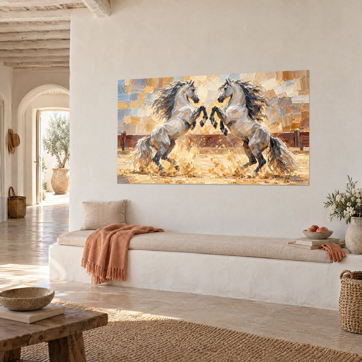 Tableau duel de chevaux blancs dressés sur leurs postérieurs, sable doré soulevé, palissade brune, dans une maison méditerranéenne