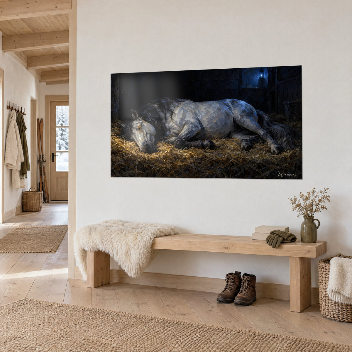 Tableau étalon pommelé couché dans l'étable, paille ocre et fond bleu nuit, vue de trois-quarts dans une entrée en bois clair