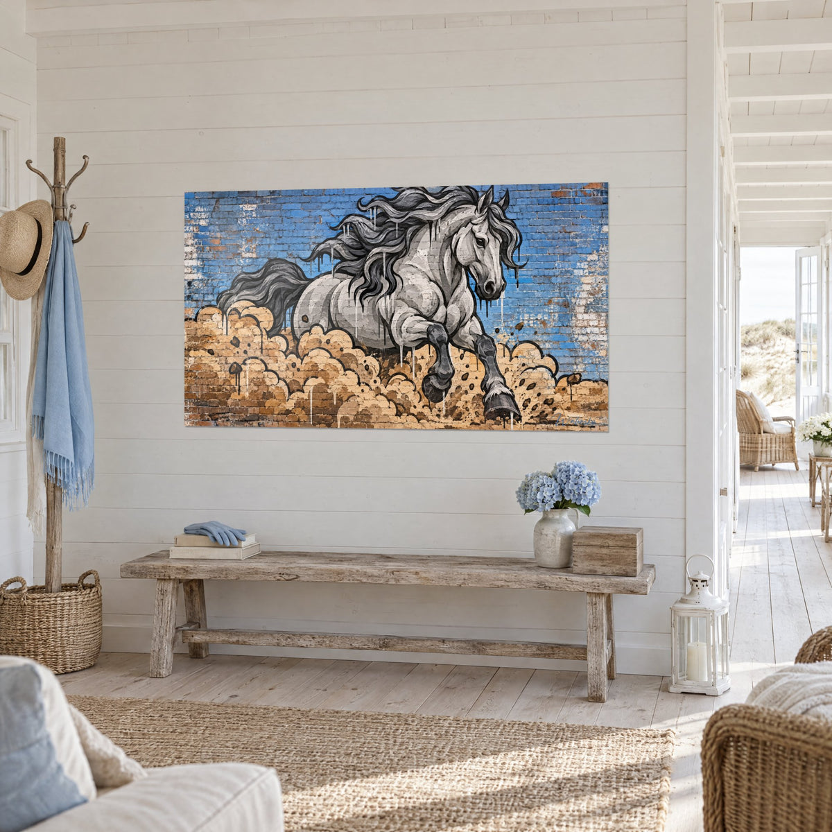 Tableau étalon pommelé bondissant, mur de briques bleu et sable, sabots sombres, accroché dans un séjour en bord de mer