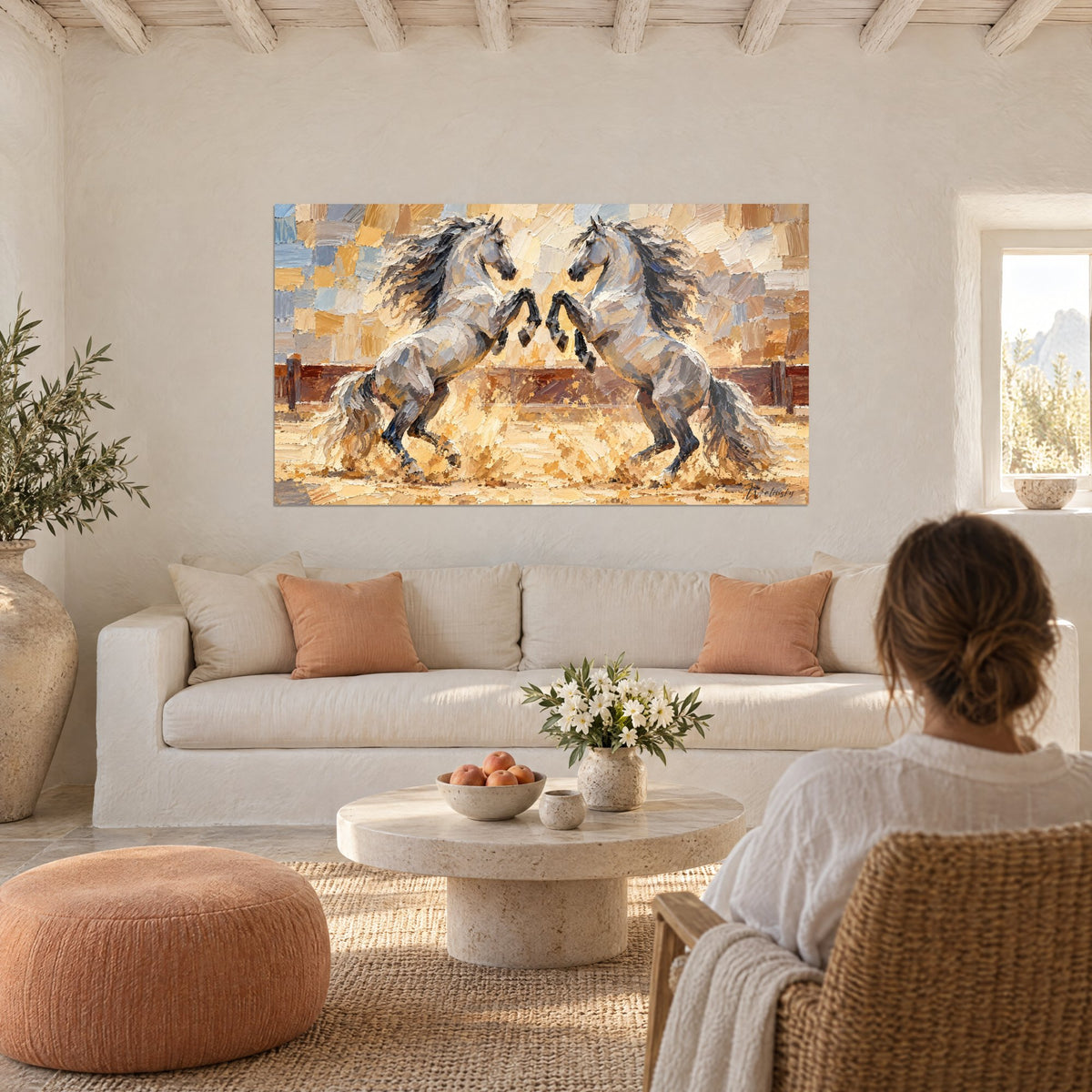 Tableau deux étalons gris cabrés face à face, crinières noires au vent, fond ocre et bleu, au-dessus d'un canapé dans un salon lumineux