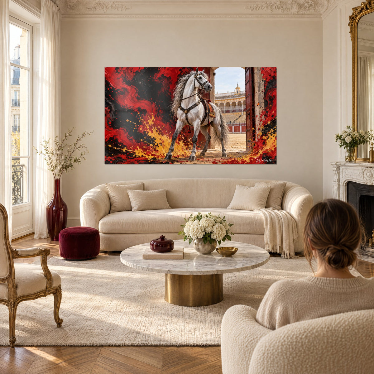 Tableau étalon andalou gris pommelé devant une arène, éclaboussures rouge et jaune, au-dessus d'un canapé dans un salon lumineux