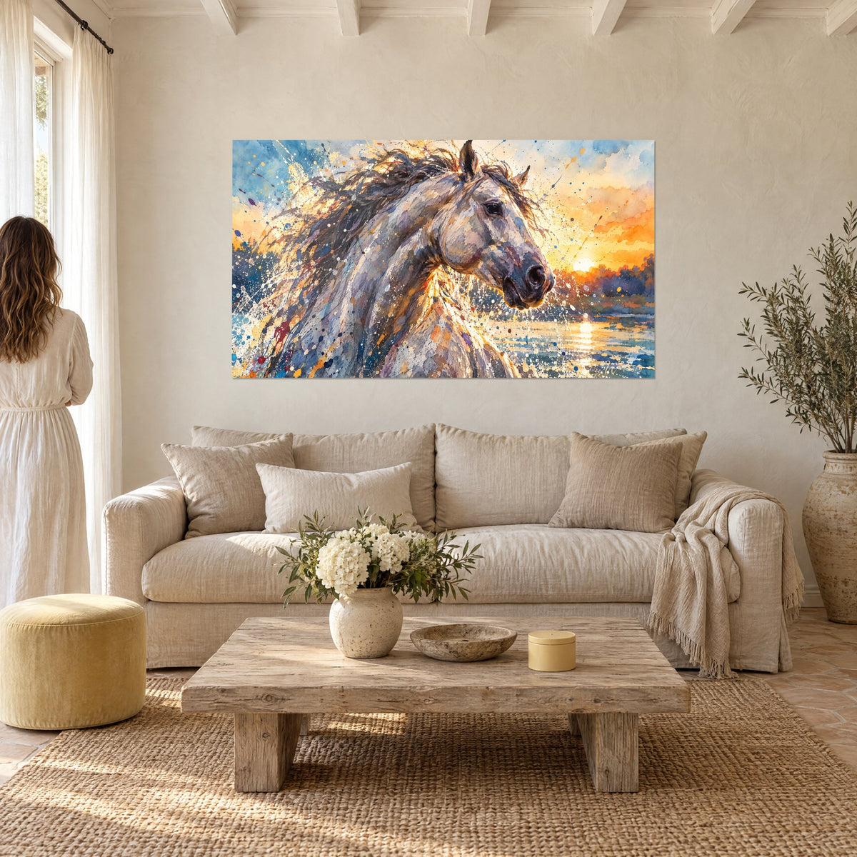 Tableau cheval gris à la crinière éclaboussée d'or et d'azur, lever de soleil orange, au-dessus d'un canapé dans un salon lumineux