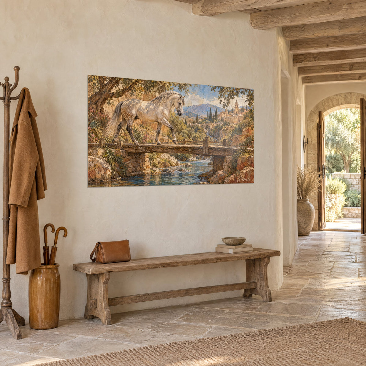 Tableau cheval andalou à la crinière argentée sur passerelle de pierre, ocres et verts, dans l'entrée d'une maison de pierre