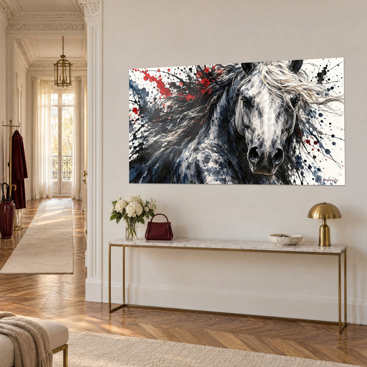 Tableau cheval andalou au regard sombre, naseaux noirs, taches bleu nuit et rouge vif, sur un mur crème haussmannien