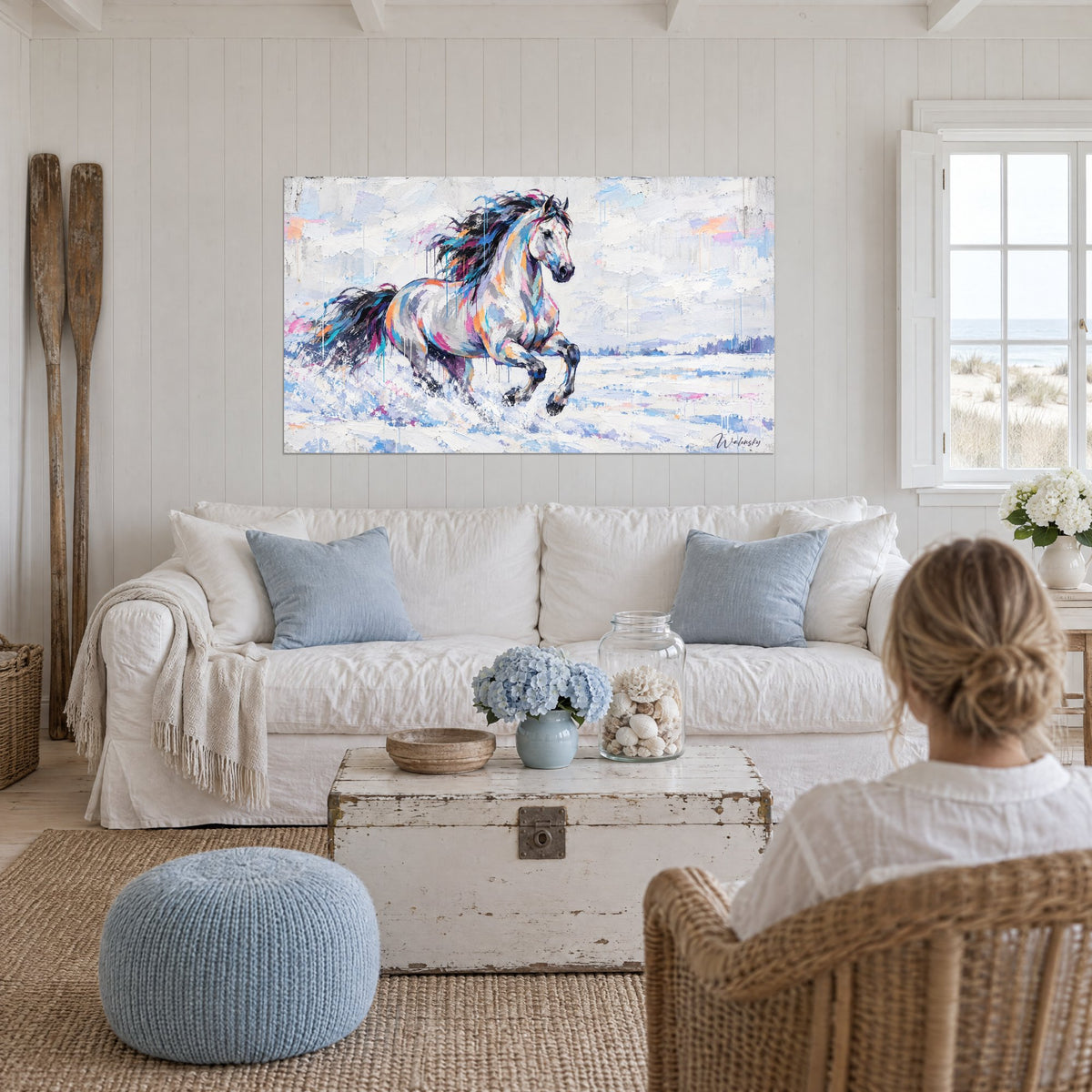 Tableau étalon blanc aux crins bleu et magenta, galop sur neige grise, au-dessus d'un canapé dans un salon lumineux