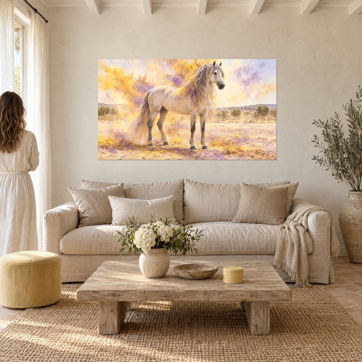 Tableau étalon andalou gris perle dans un nuage de poudre jaune safran et mauve, au-dessus d'un canapé dans un salon lumineux