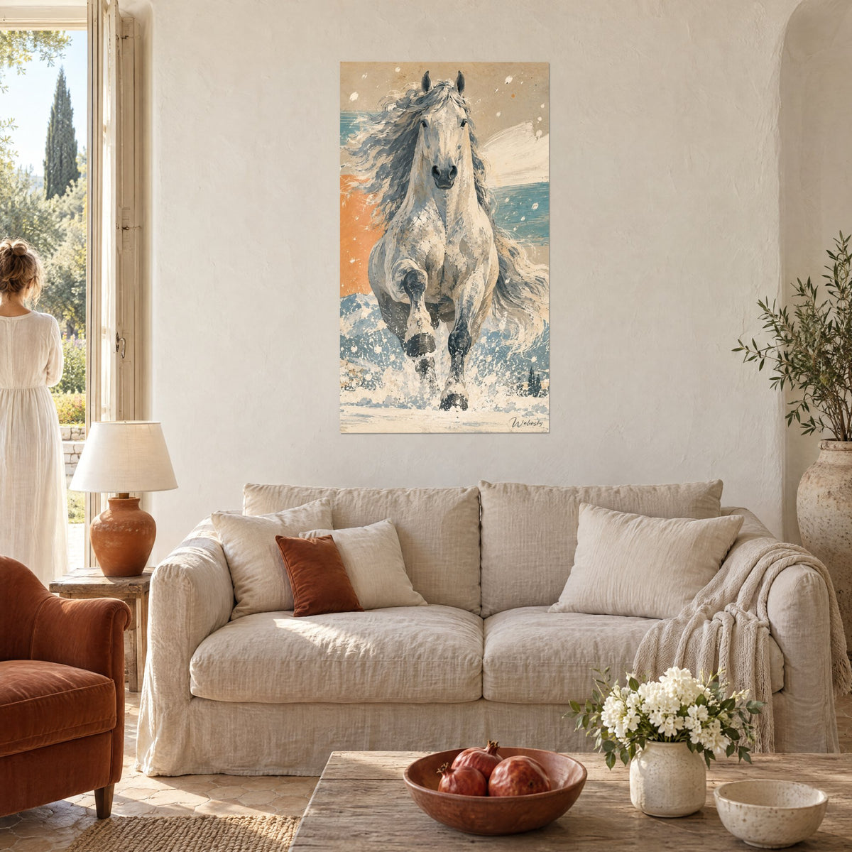 Tableau cheval blanc gris galopant de face, crinière argentée, fond orange et turquoise, au-dessus d'un canapé dans un salon lumineux