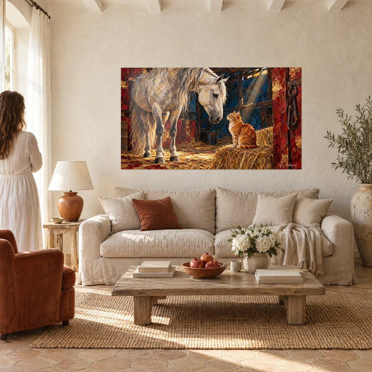 Tableau cheval gris pommelé penchant l'encolure vers un chat roux, rouge et or, au-dessus d'un canapé dans un salon lumineux
