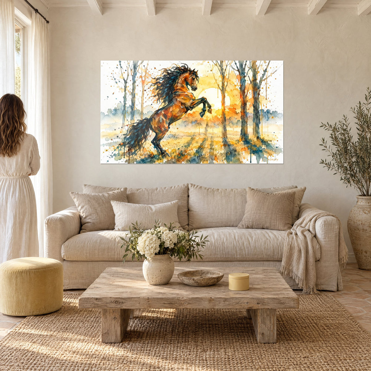 Tableau étalon cabré aux crins bleu pétrole, soleil levant ocre derrière les troncs, au-dessus d'un canapé dans un salon lumineux