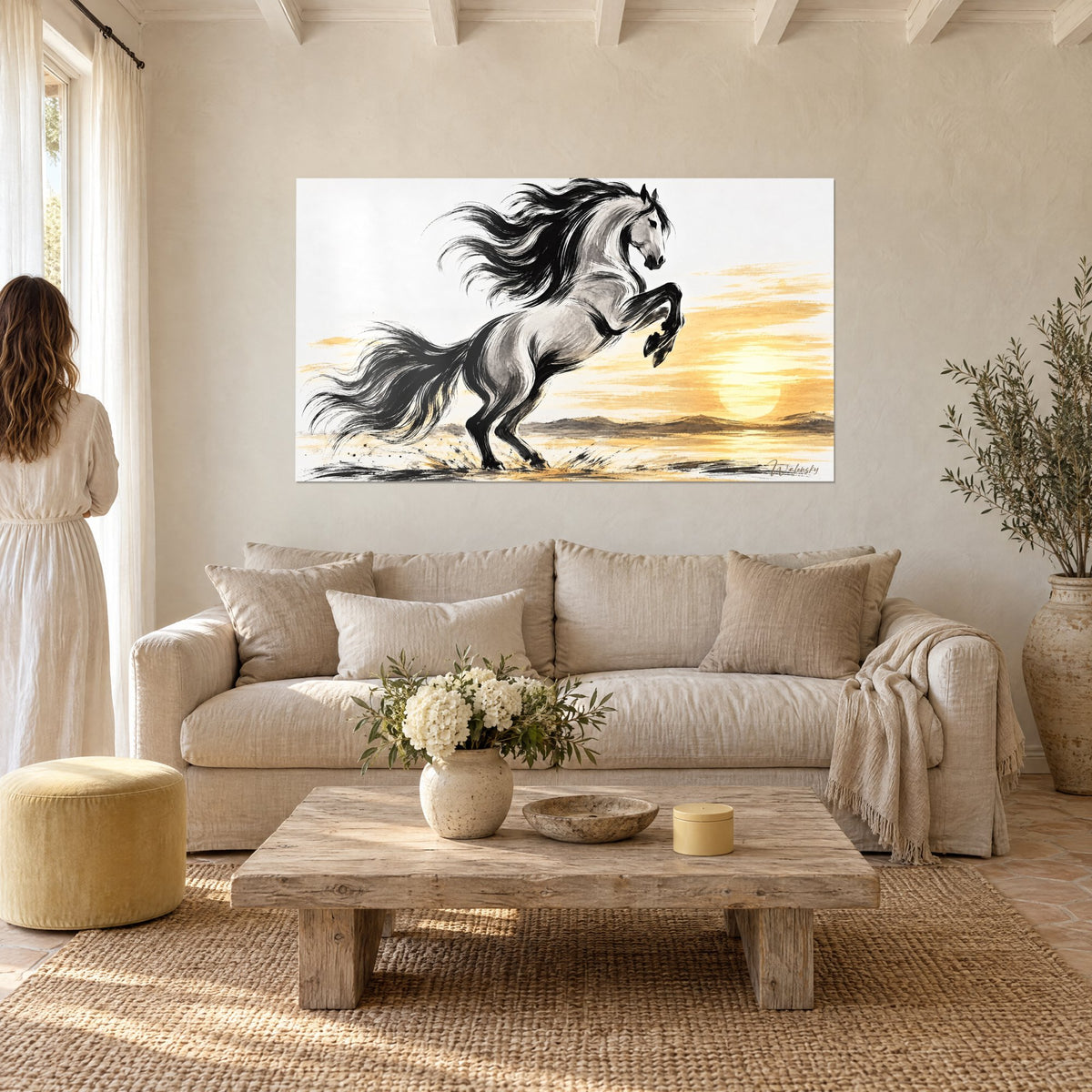 Tableau étalon gris cabré, crinière noire en volutes sur ciel doré, au-dessus d'un canapé dans un salon lumineux