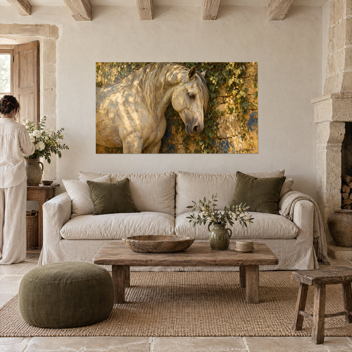 Tableau cheval andalou à la crinière dorée, tête baissée contre un lierre vert et des pierres ocre, au-dessus d'un canapé dans un salon lumineux