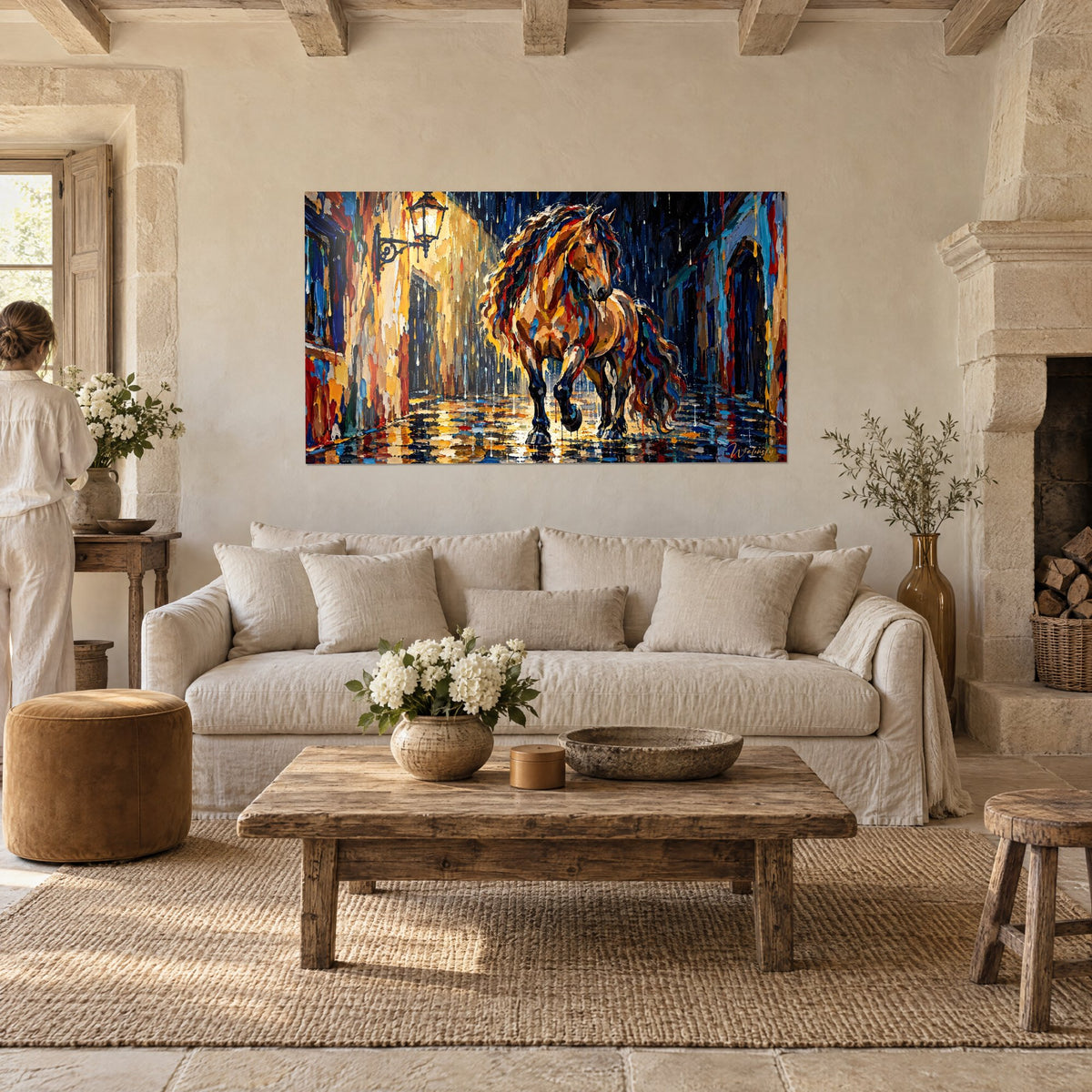 Quadro cavallo sauro sotto la pioggia, criniera tricolore, vicolo ocra e lanterna, sopra un divano in un soggiorno luminoso