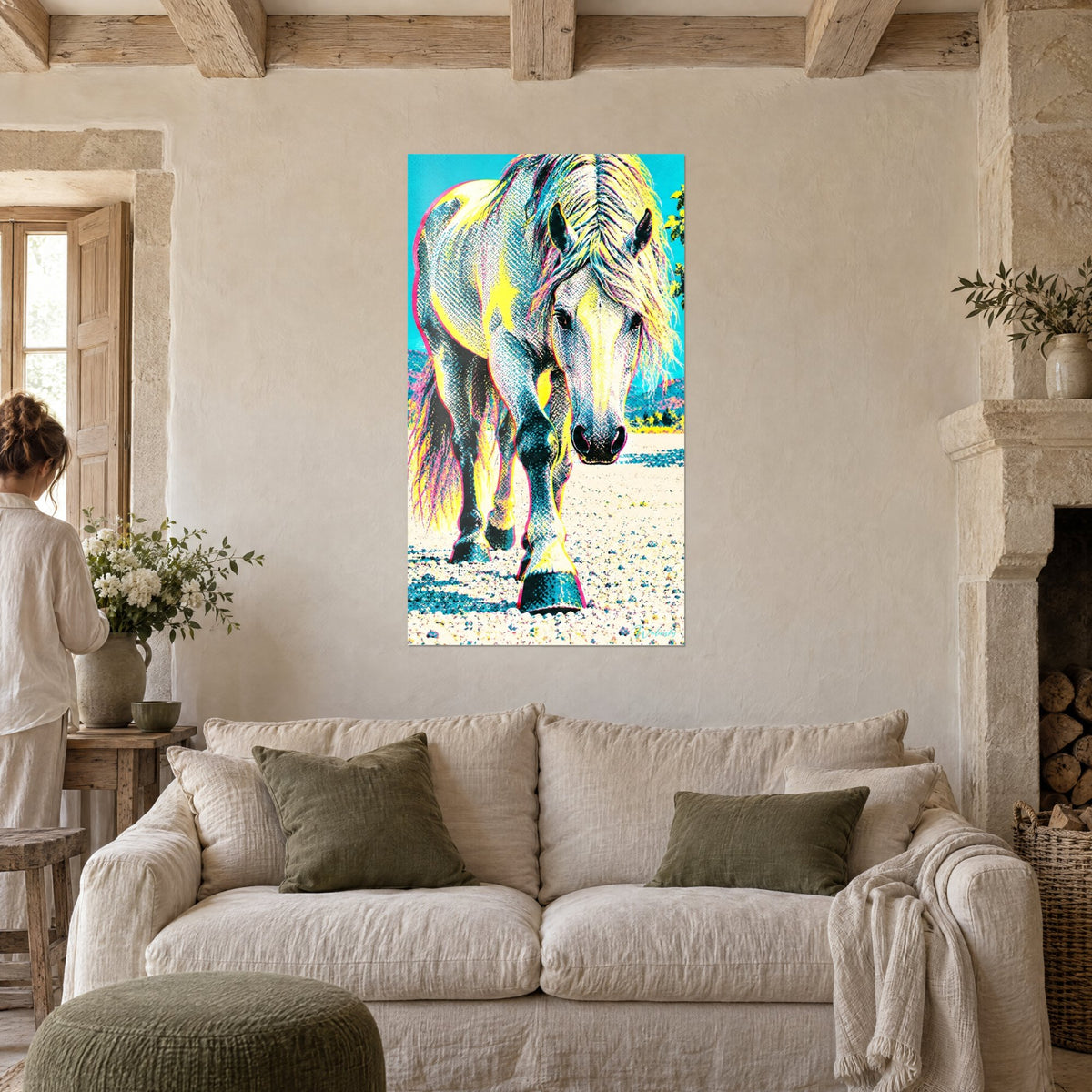 Tableau cheval blanc en trame pop turquoise et jaune, crinière flottante, au-dessus d'un canapé dans un salon lumineux