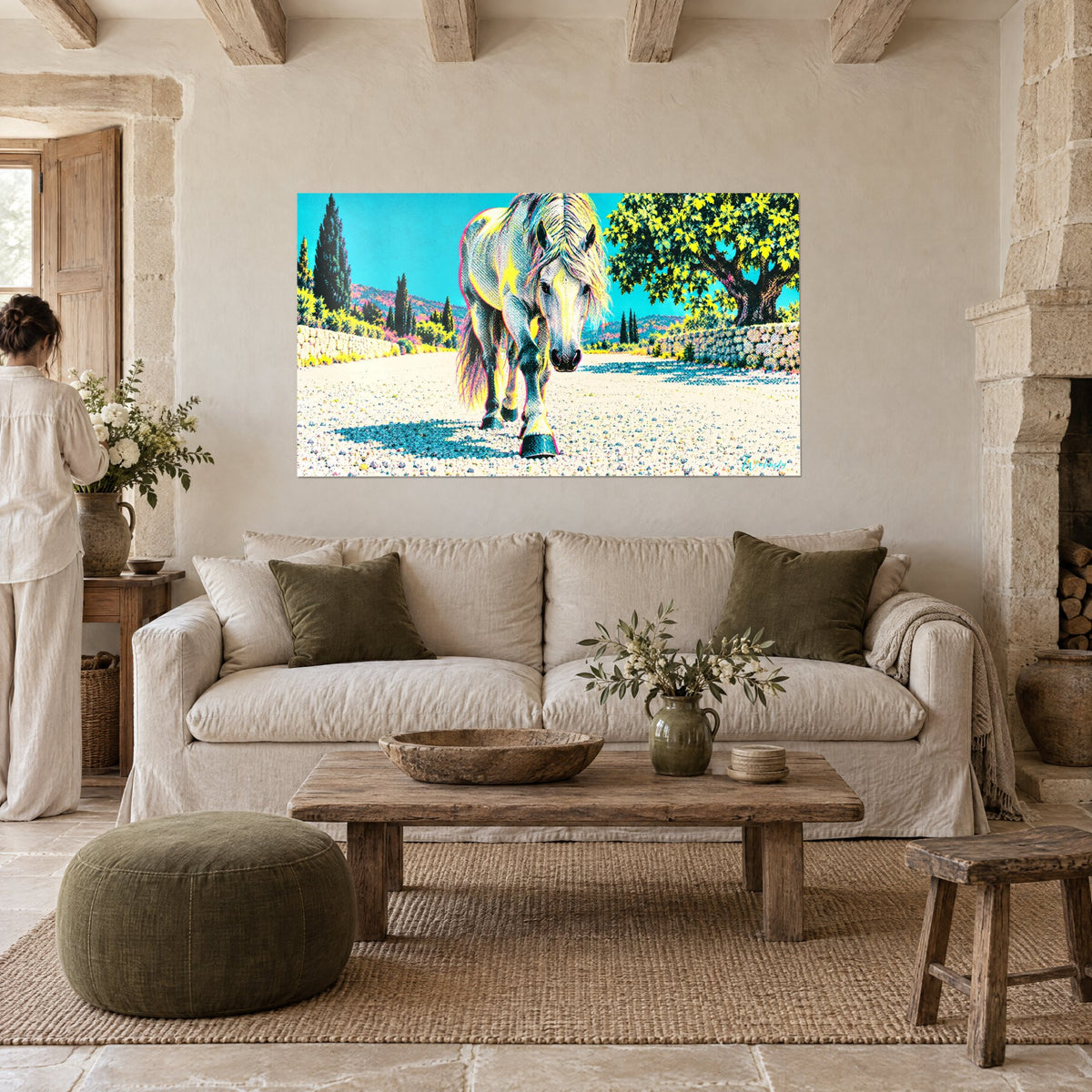Tableau cheval blanc avançant sur un chemin turquoise et jaune, figuier vert, une femme de dos, au-dessus d'un canapé dans un salon lumineux