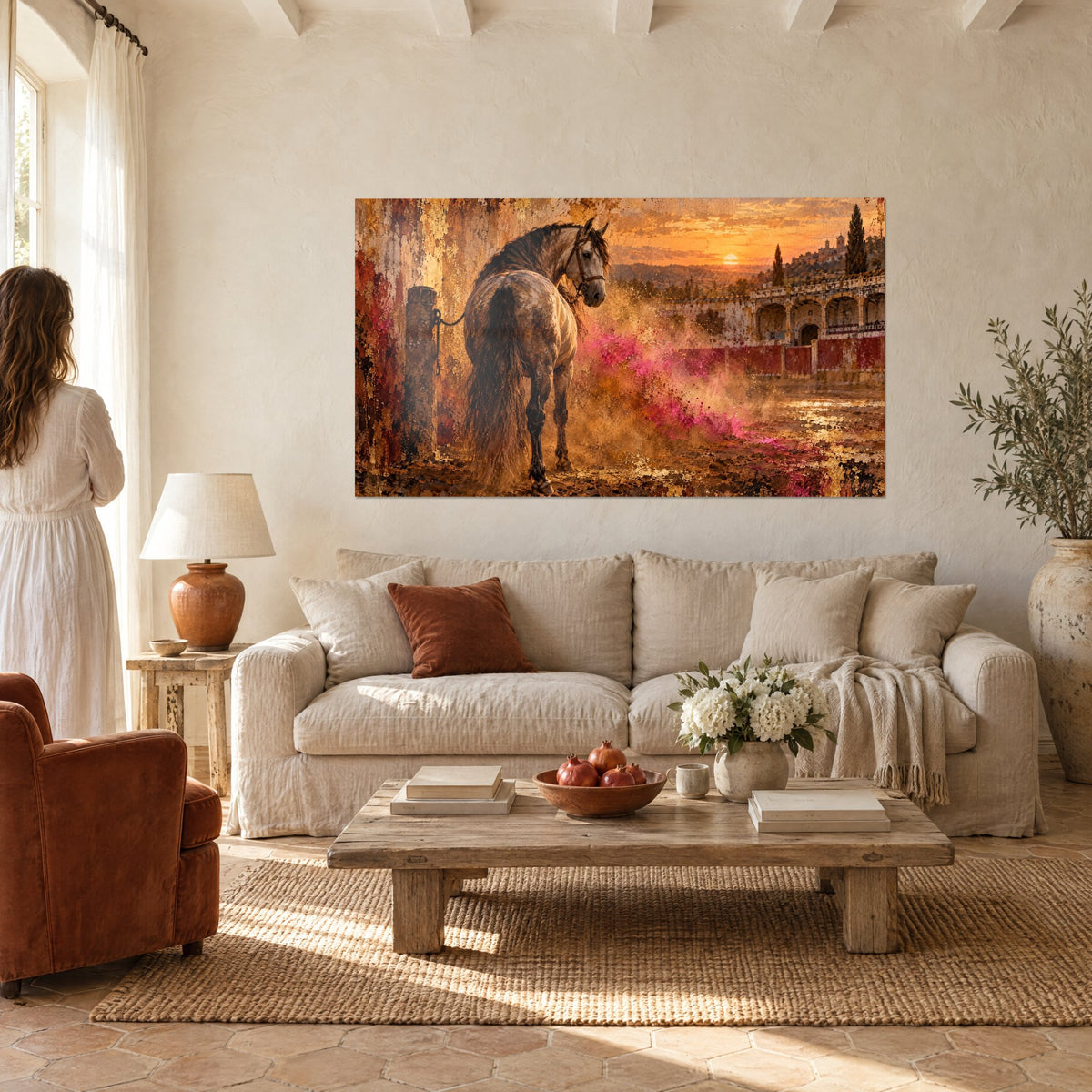 Tableau étalon gris pommelé de dos, poussière rose et or sous un soleil couchant, au-dessus d'un canapé dans un salon lumineux
