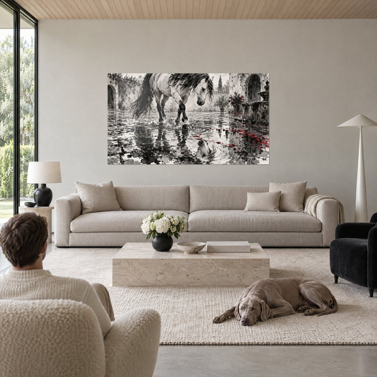 Tableau étalon gris pommelé éclaboussant l'eau d'une cour, reflet noir et traces rouges, au-dessus d'un canapé dans un salon lumineux