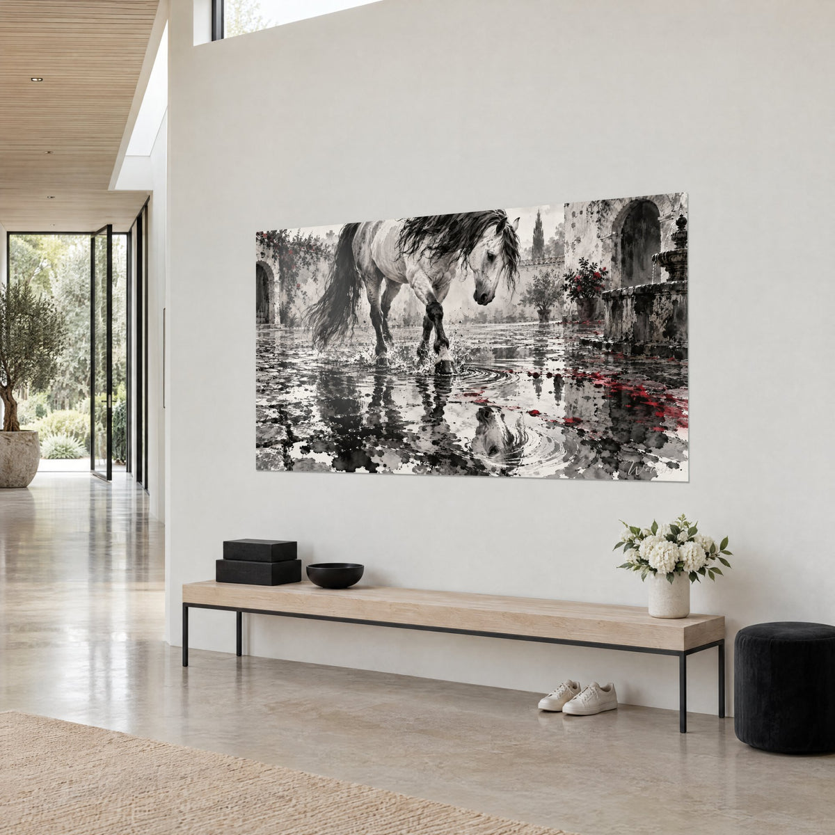 Tableau crinière noire et robe blanche d'un cheval andalou piétinant une flaque, éclats rouges, au mur d'une maison d'architecte