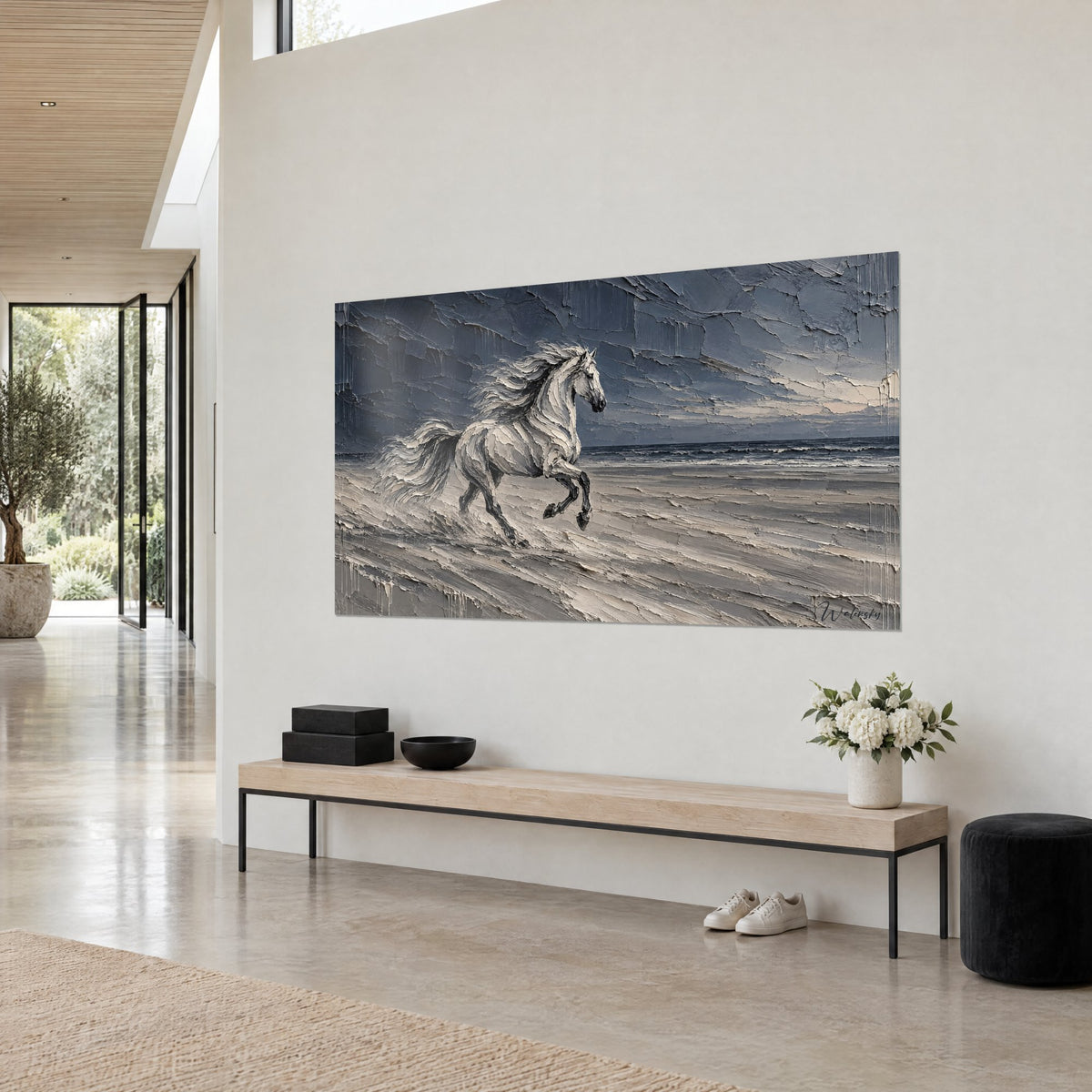 Tableau cheval cabré aux sabots noirs, pâte épaisse blanche et bleu acier, sur un mur clair d'une maison d'architecte