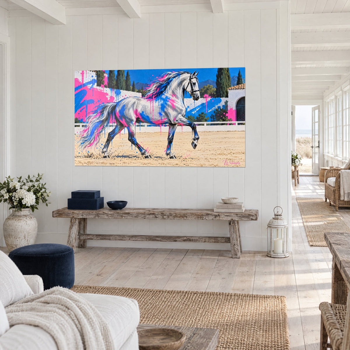 Tableau cheval andalou à la crinière rose et bleue coulante, sable ocre et cyprès verts, mur blanc d'une entrée claire