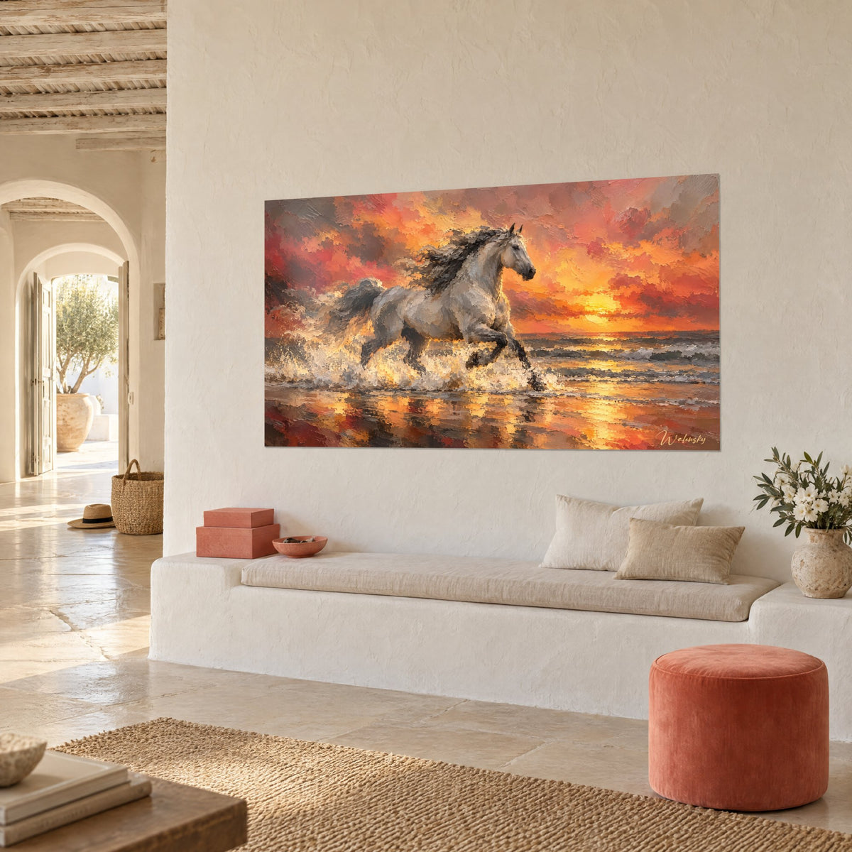 Tableau cheval andalou blanc galopant dans l'écume, nuages corail et jaune safran, vu de trois-quarts sur mur chaux, banquette en pierre