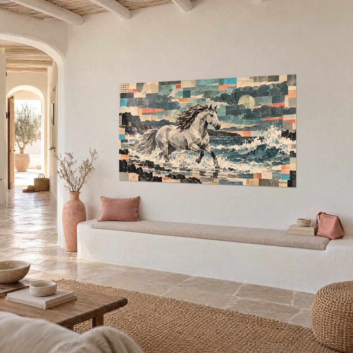 Tableau étalon gris perle fendant les vagues, mosaïque de papiers bleu pétrole et corail, sur un mur blanc de maison méditerranéenne