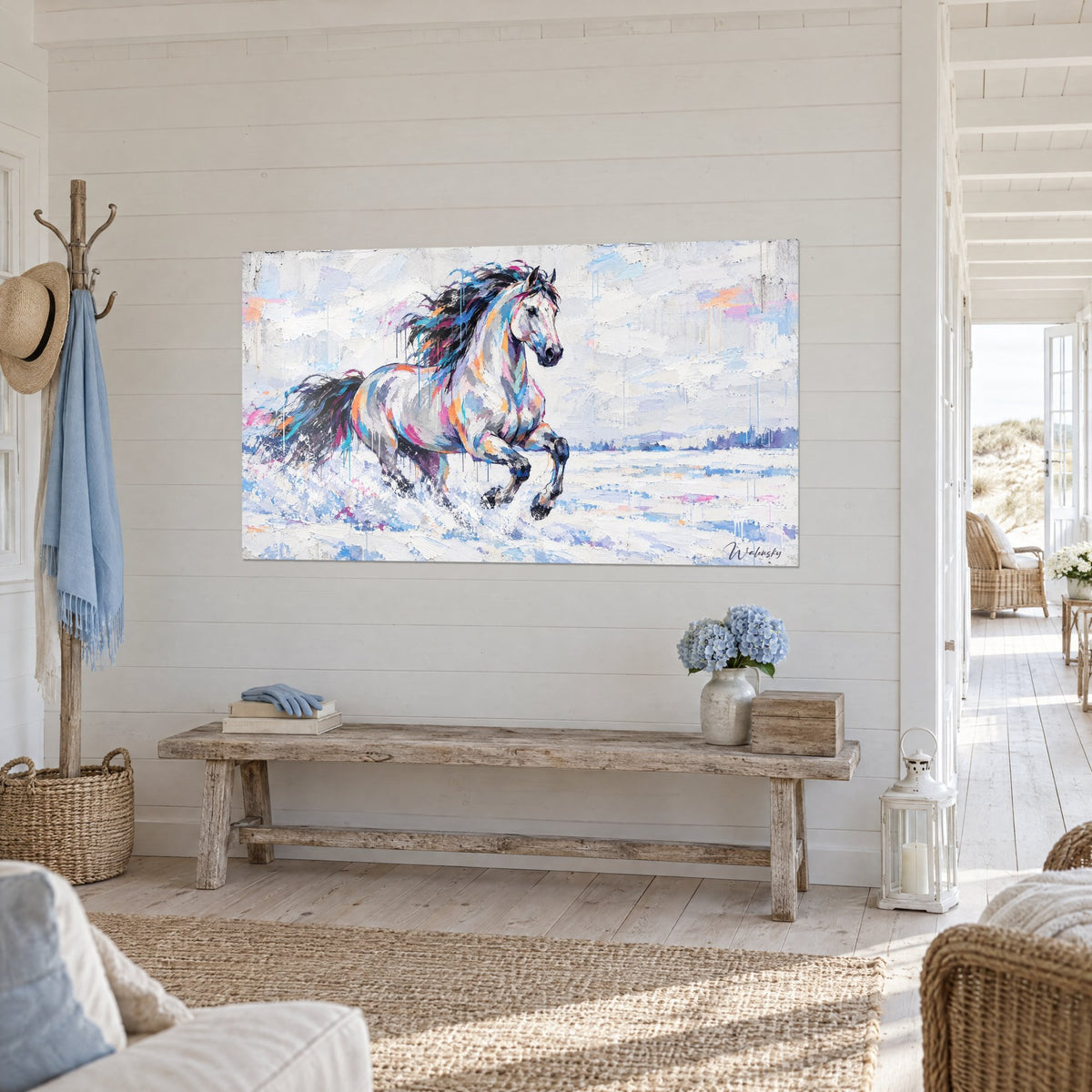 Tableau cheval andalou lancé dans la poudreuse, robe blanche striée d'orange et de turquoise, mur de planches blanc