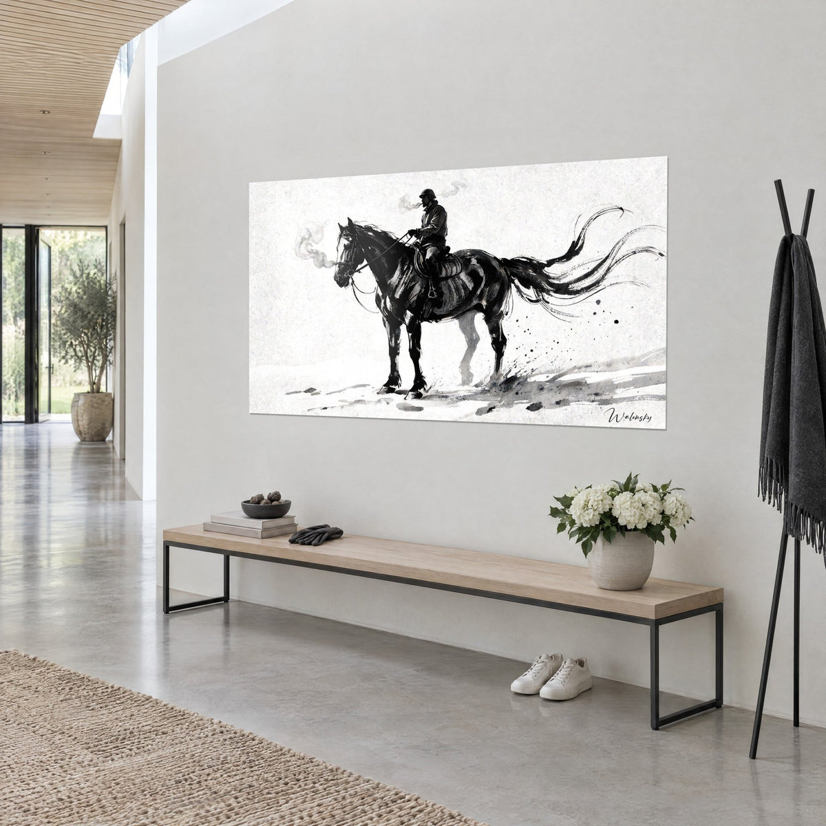 Quadro stallone nero a inchiostro di china, soffio di fumo grigio, schizzi su neve bianca, muro grigio di una casa d'architetto
