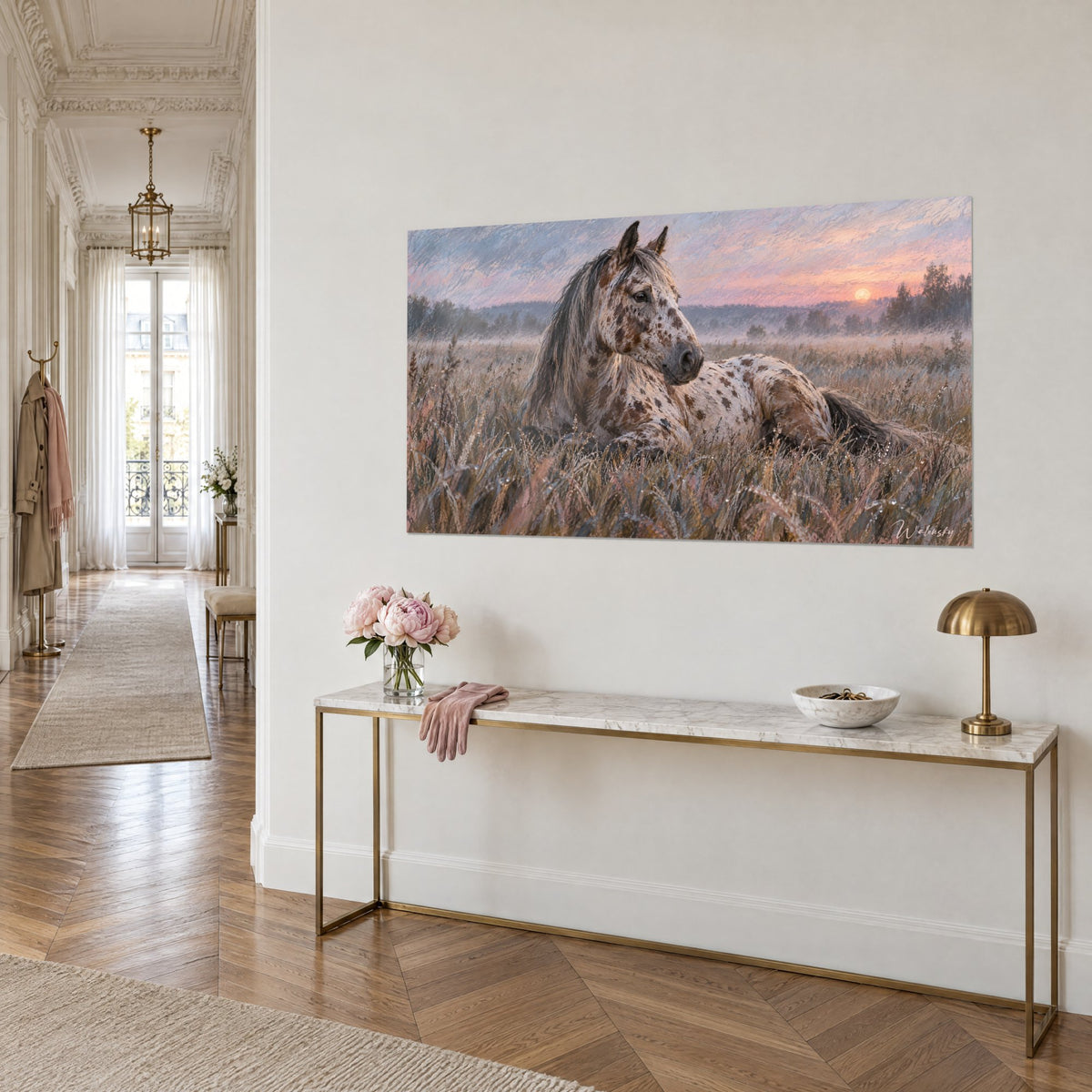 Tableau étalon pommelé au repos parmi les herbes dorées couvertes de rosée, soleil orangé, sur une console dorée dans un couloir haussmannien
