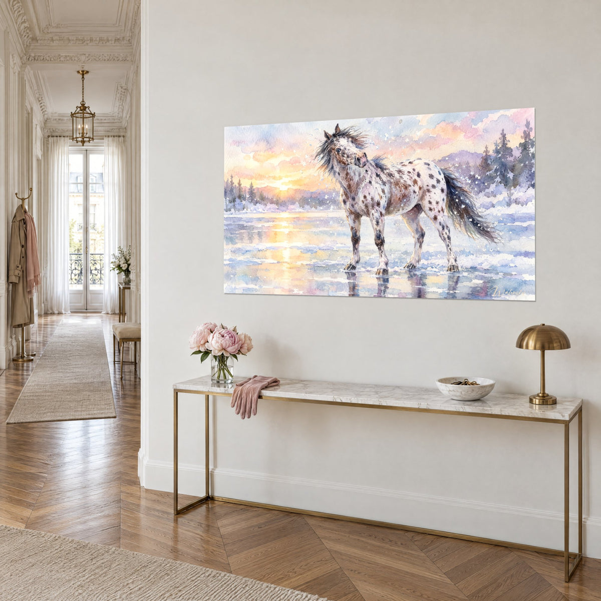 Tableau poney moucheté brun et blanc, reflets d'aube orangés sur la glace, sapins violets, console dorée au salon