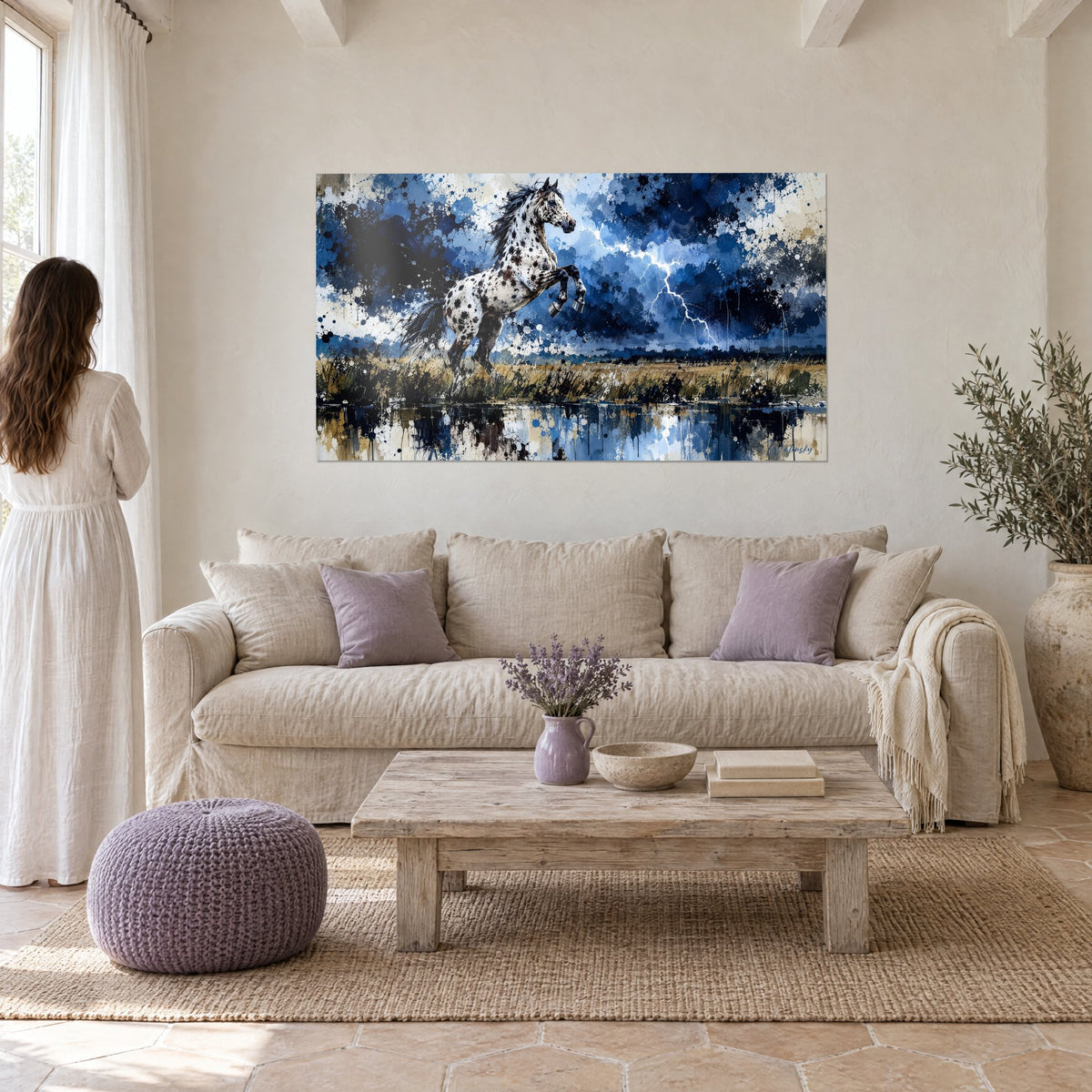 Tableau cheval tacheté cabré sous un éclair, ciel bleu nuit et éclaboussures blanches, au-dessus d'un canapé dans un salon lumineux