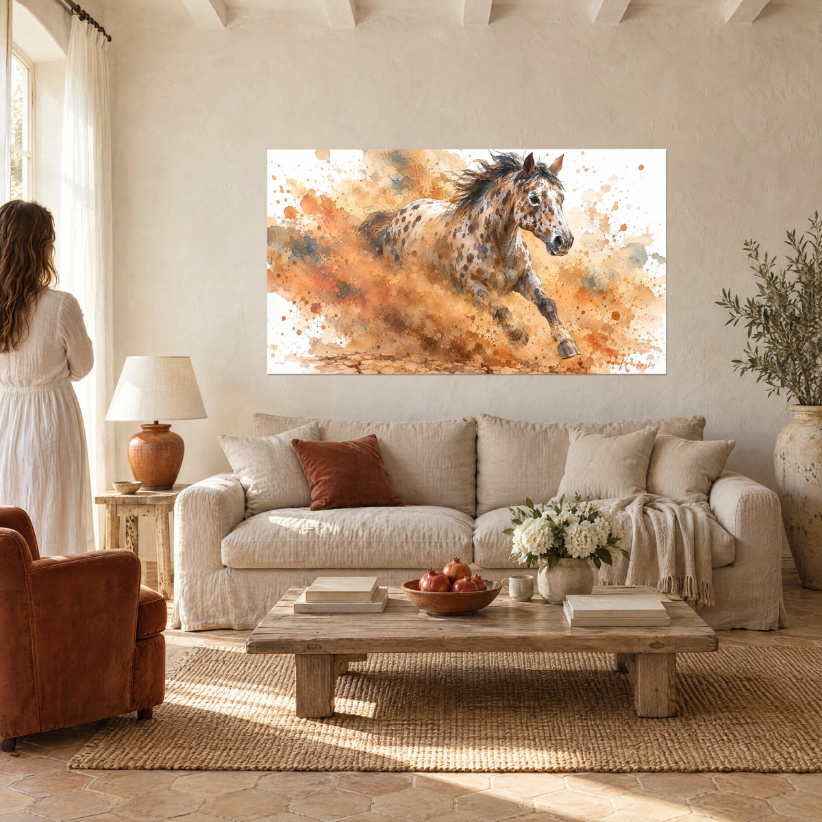 Tableau appaloosa lancé au galop dans un nuage ocre et orange, robe tachetée brun, au-dessus d'un canapé dans un salon lumineux