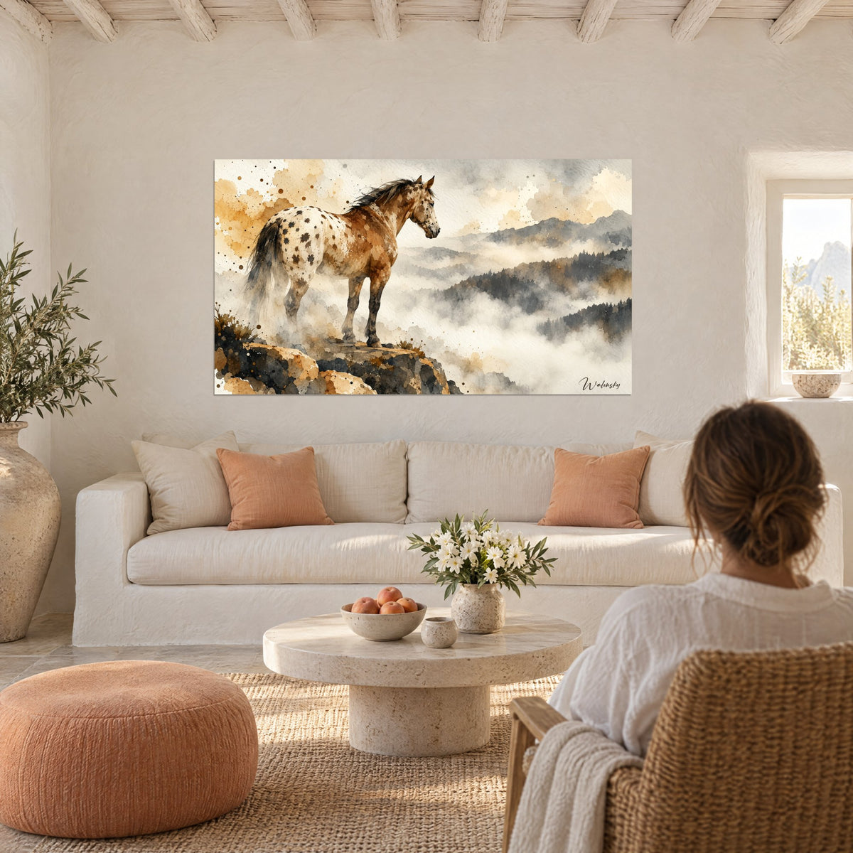 Tableau destrier moucheté se dressant sur un rocher, crinière noire, ocre et gris brumeux, au-dessus d'un canapé dans un salon lumineux