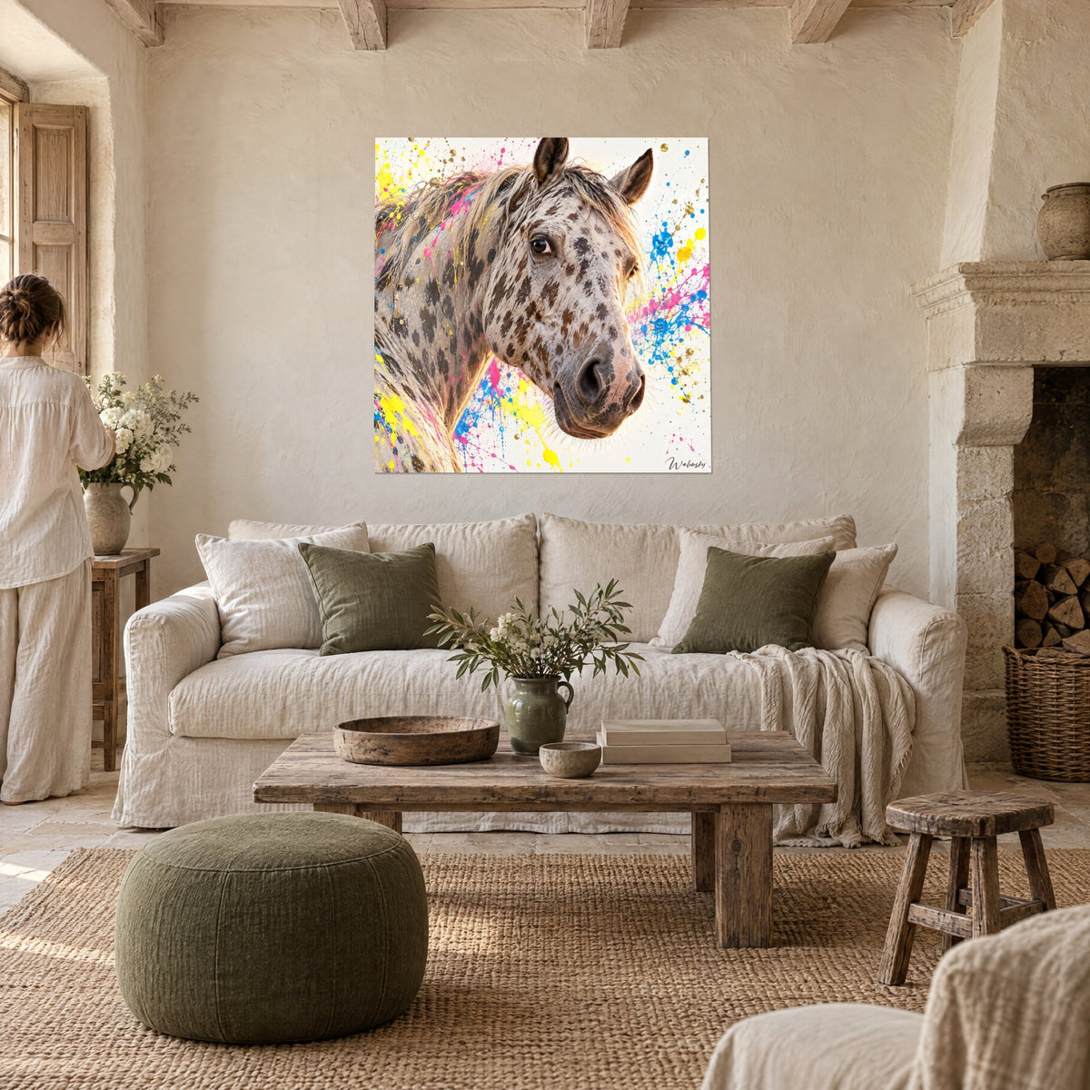 Tableau cheval appaloosa robe tachetée brune, éclaboussures roses et bleues, au-dessus d'un canapé dans un salon lumineux