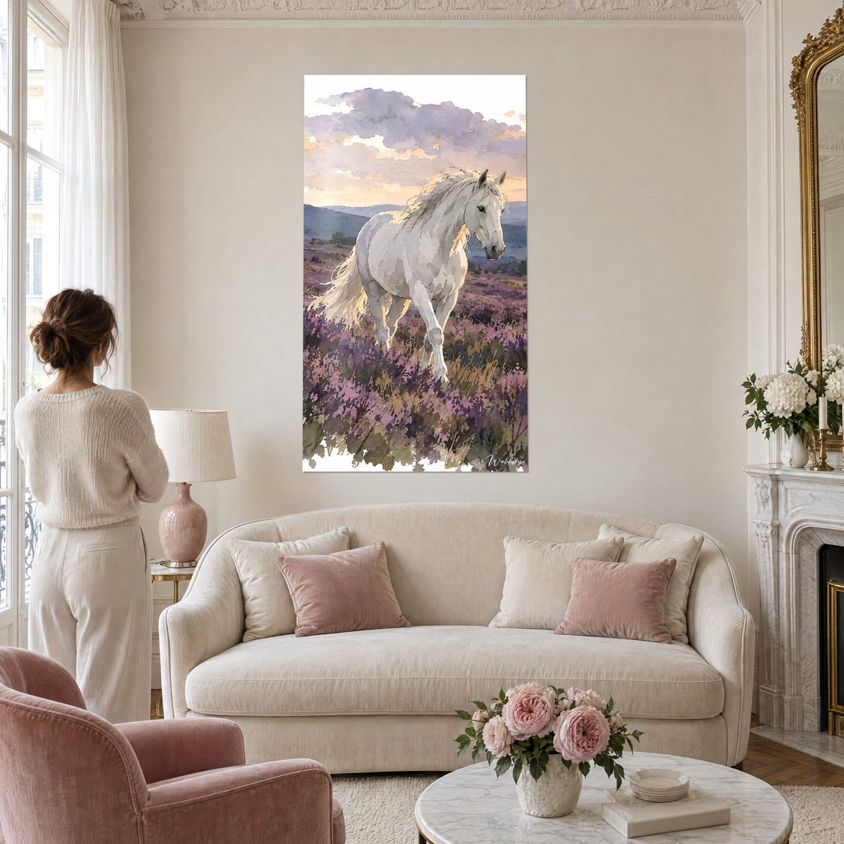 Tableau étalon blanc dans la bruyère mauve, ciel lavande et crinière dorée, au-dessus d'un canapé dans un salon lumineux