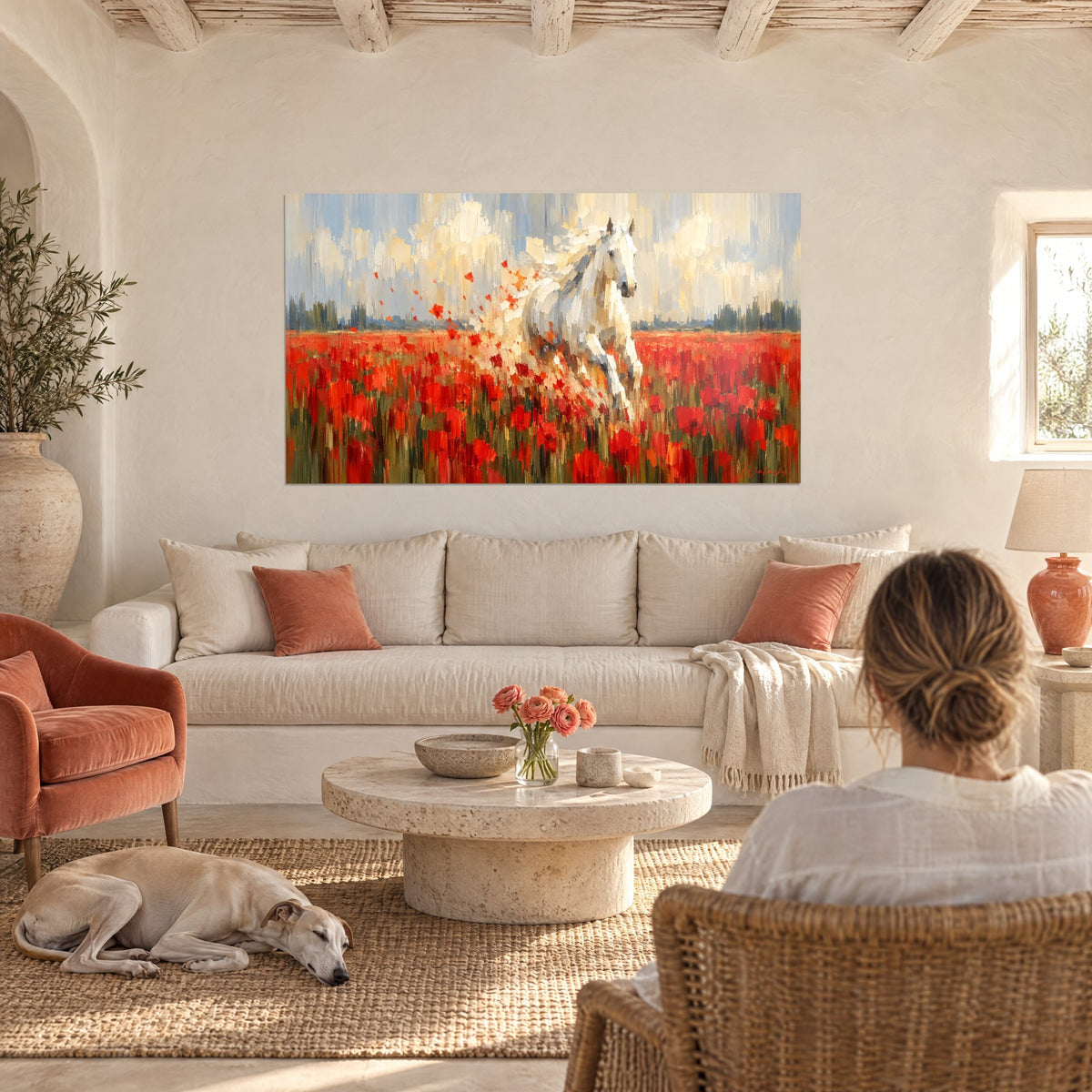 Tableau étalon blanc au galop dans un champ de coquelicots rouges, ciel bleu pâle et crème, au-dessus d'un canapé dans un salon lumineux