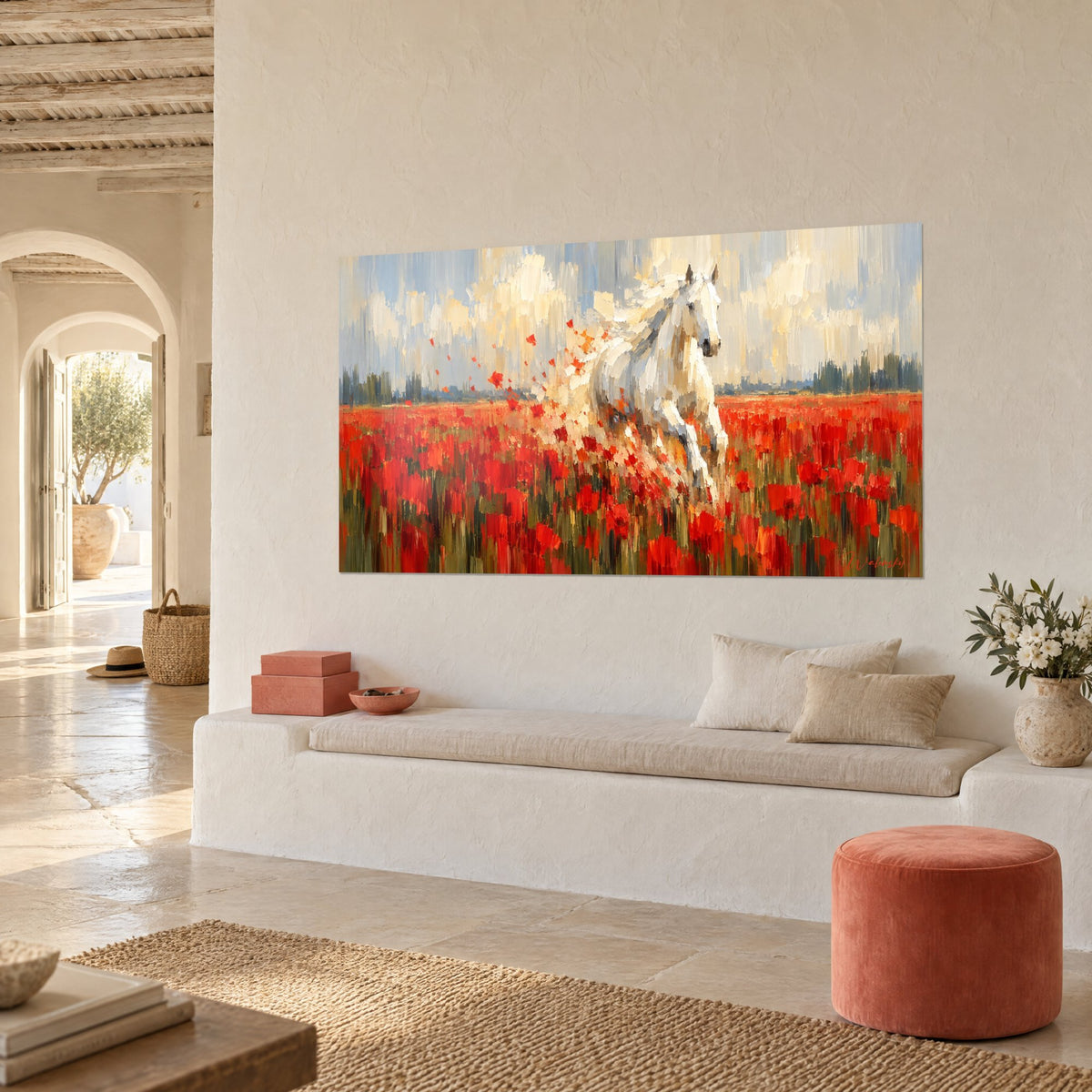 Tableau crinière ivoire emportée par le vent, pétales écarlates dispersés sur fond bleu et ocre, mur blanc d'une maison méditerranéenne