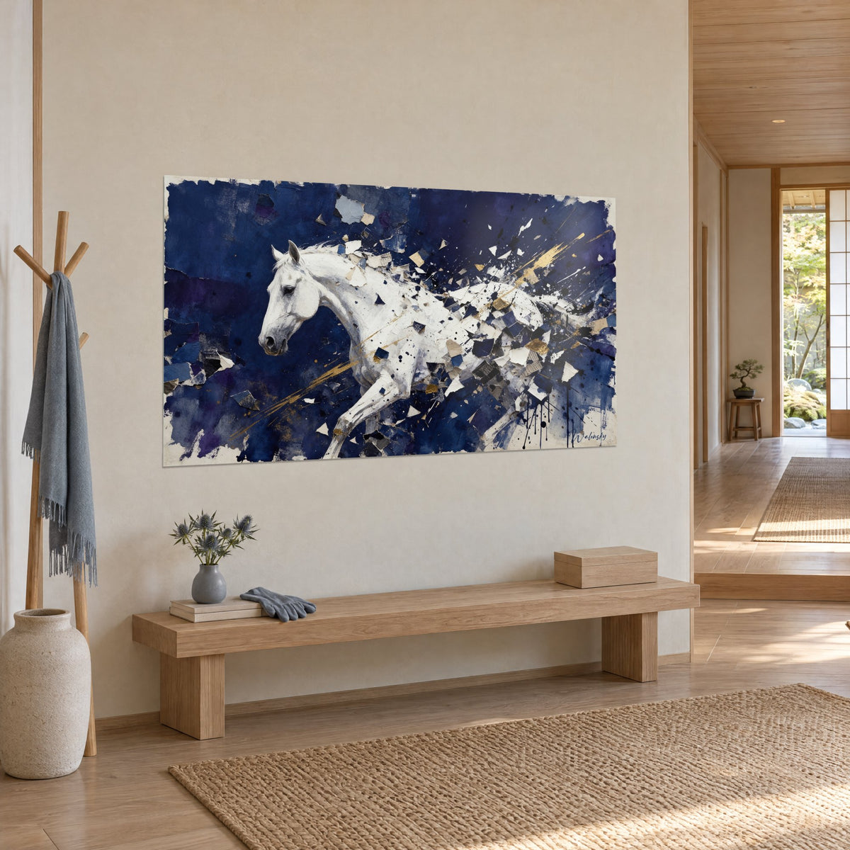 Tableau étalon d'ivoire cabré parmi des fragments indigo et des traînées d'or, mur crème d'un couloir japandi