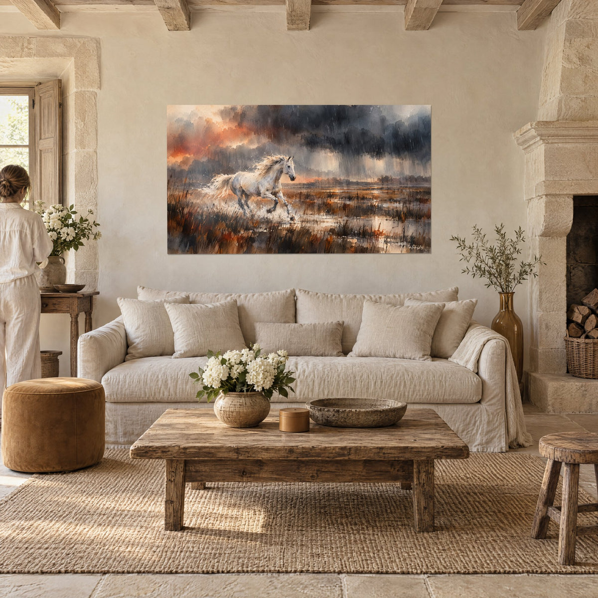 Quadro stallone bianco al galoppo in una palude, cielo arancio e antracite, schizzi d'acqua, sopra un divano in un soggiorno luminoso