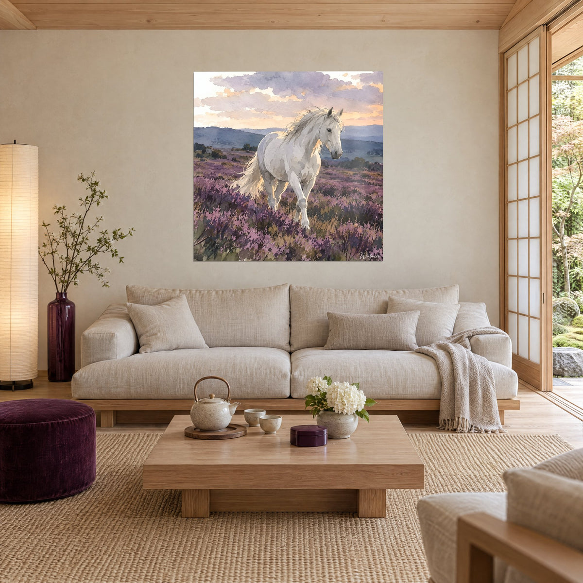 Tableau étalon blanc crinière dorée dans la lande violette, ciel lilas et abricot, au-dessus d'un canapé dans un salon lumineux