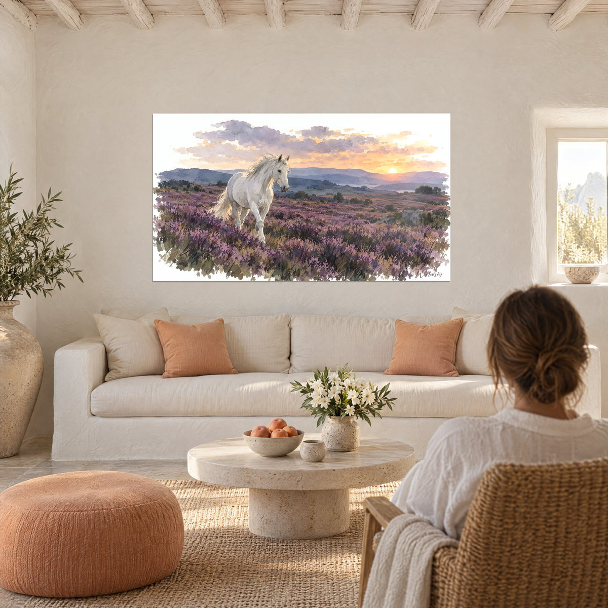 Tableau étalon blanc crinière dorée dans la bruyère mauve, ciel orangé et lilas, au-dessus d'un canapé dans un salon lumineux